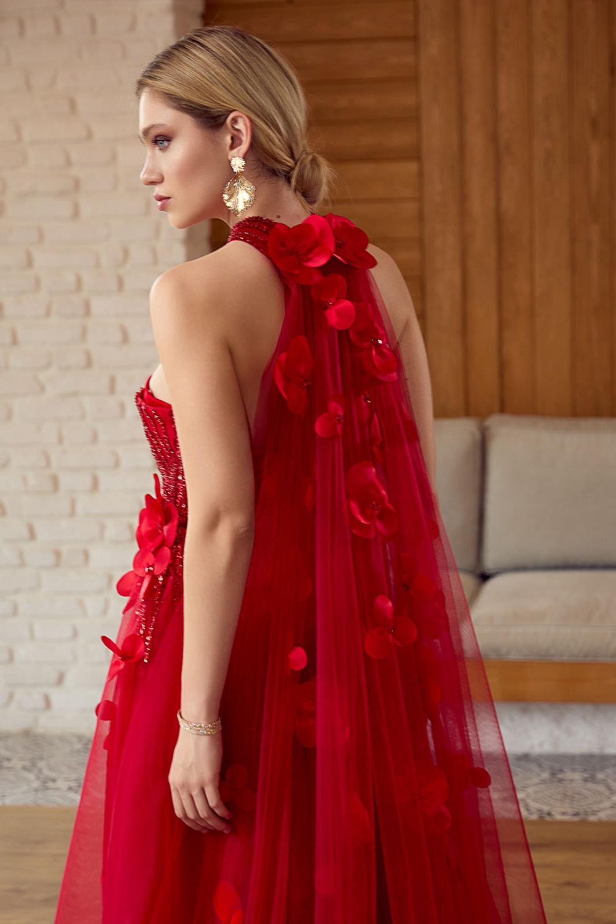 فستان سهرة من التول بدون حمالات مزين بالترتر ومطرز بتطريزات زهرية ثلاثية الأبعاد