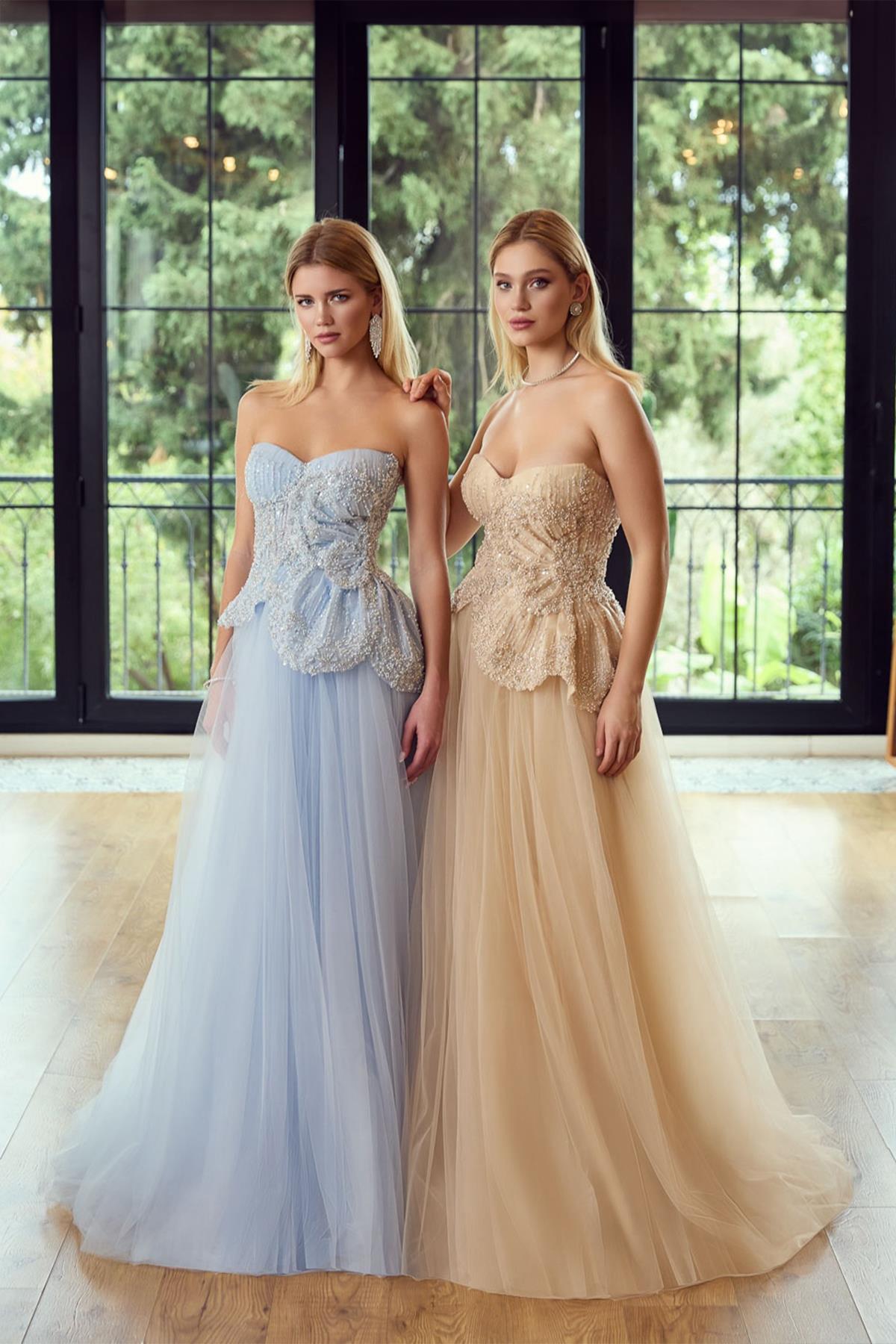 فستان سهرة من التول بدون حمالات مزين بالخرز وتفاصيل زهرية