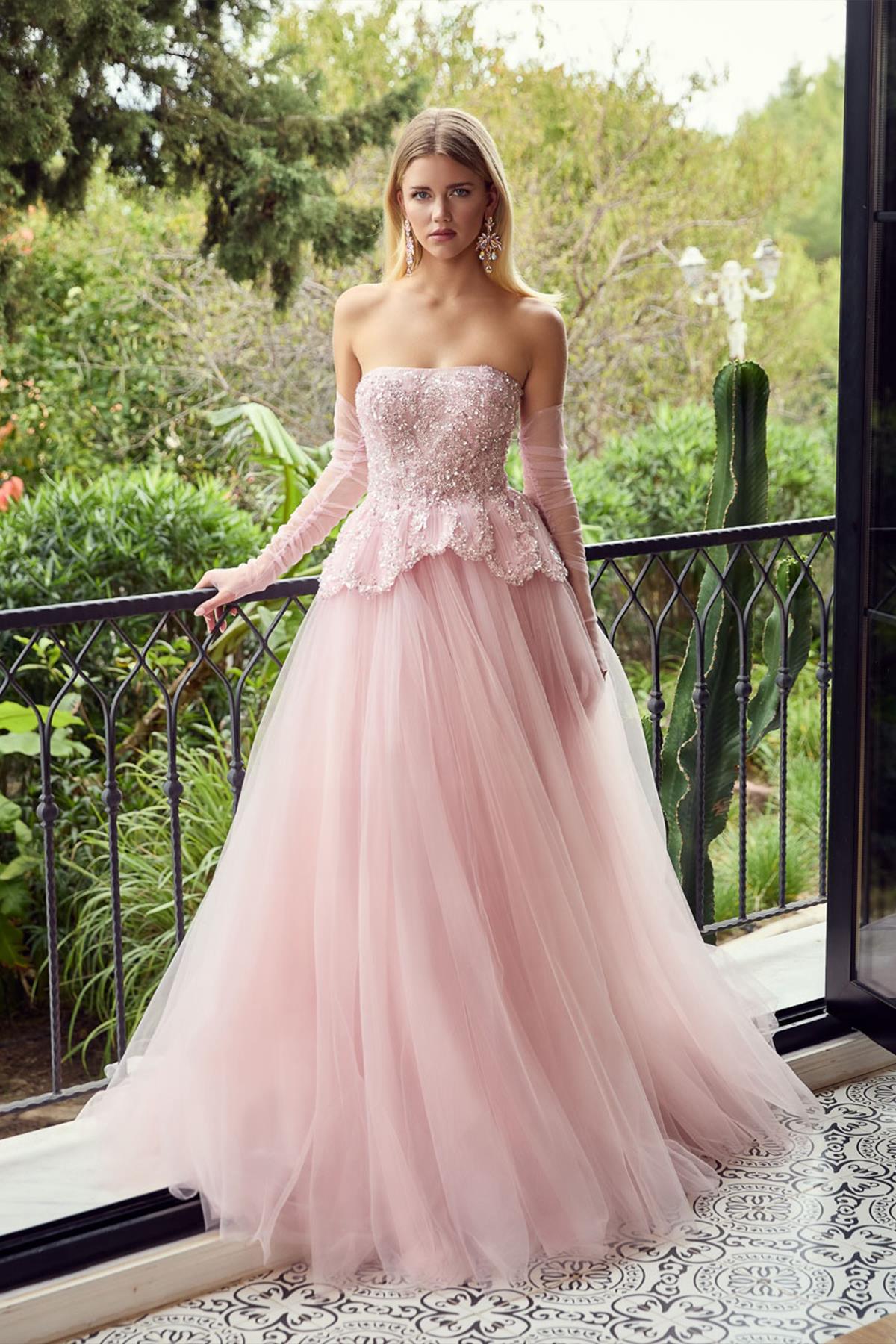 فستان سهرة مطرز بدون حمالات بقصة برنسيس