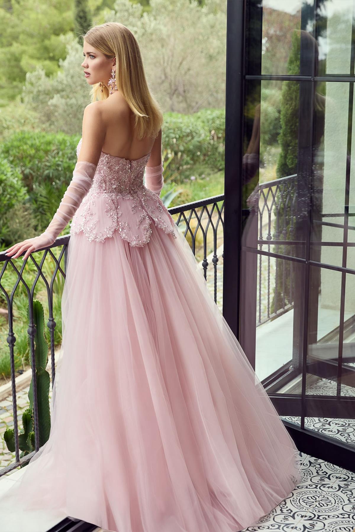 فستان سهرة مطرز بدون حمالات بقصة برنسيس