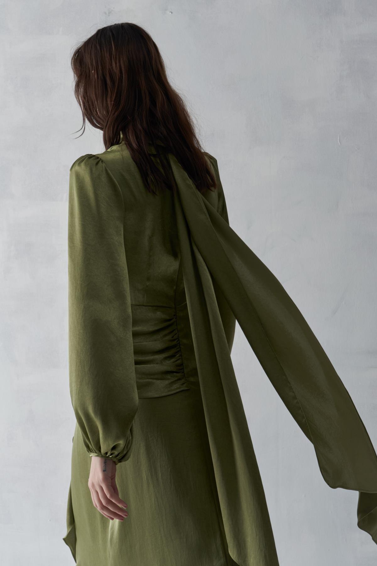 Ön Volanlı Büzme Kol Parlak Elbise - Eser Giyim