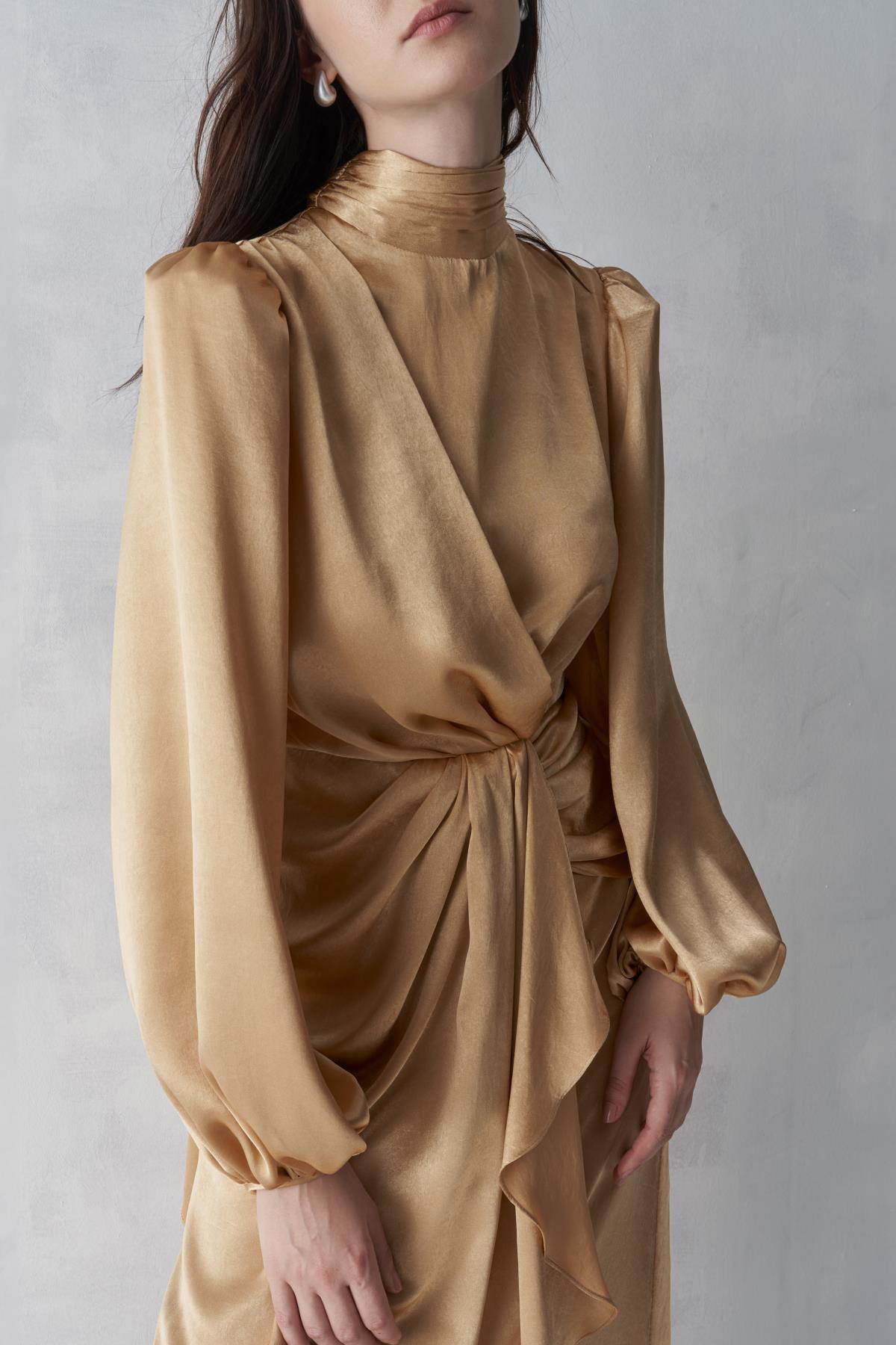 Ön Volanlı Büzme Kol Parlak Elbise - Eser Giyim