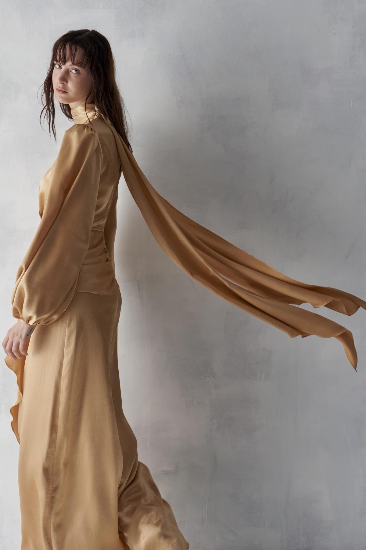 Ön Volanlı Büzme Kol Parlak Elbise - Eser Giyim