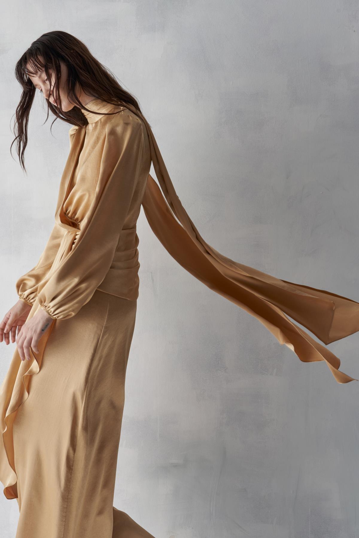 Ön Volanlı Büzme Kol Parlak Elbise - Eser Giyim