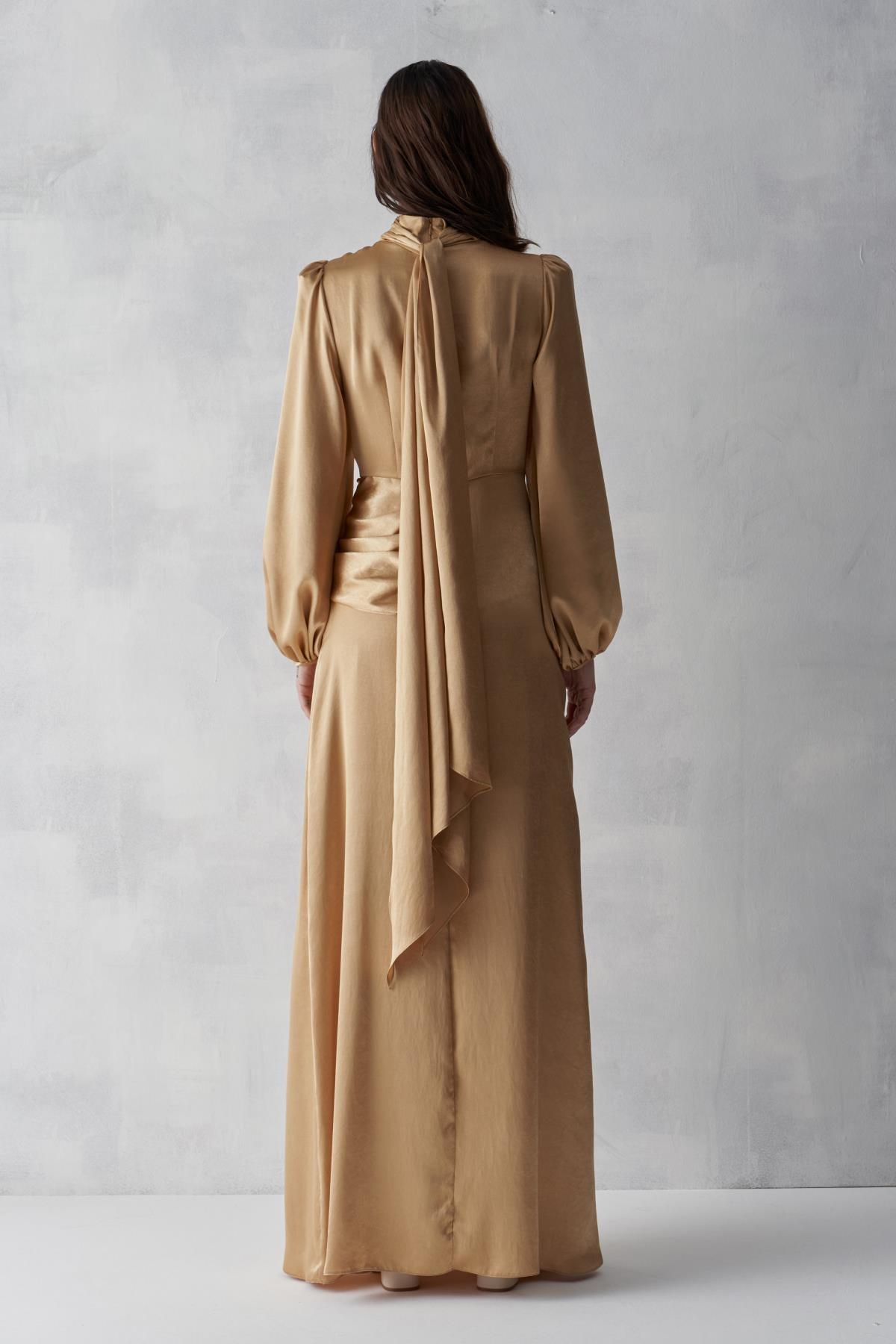 Ön Volanlı Büzme Kol Parlak Elbise - Eser Giyim