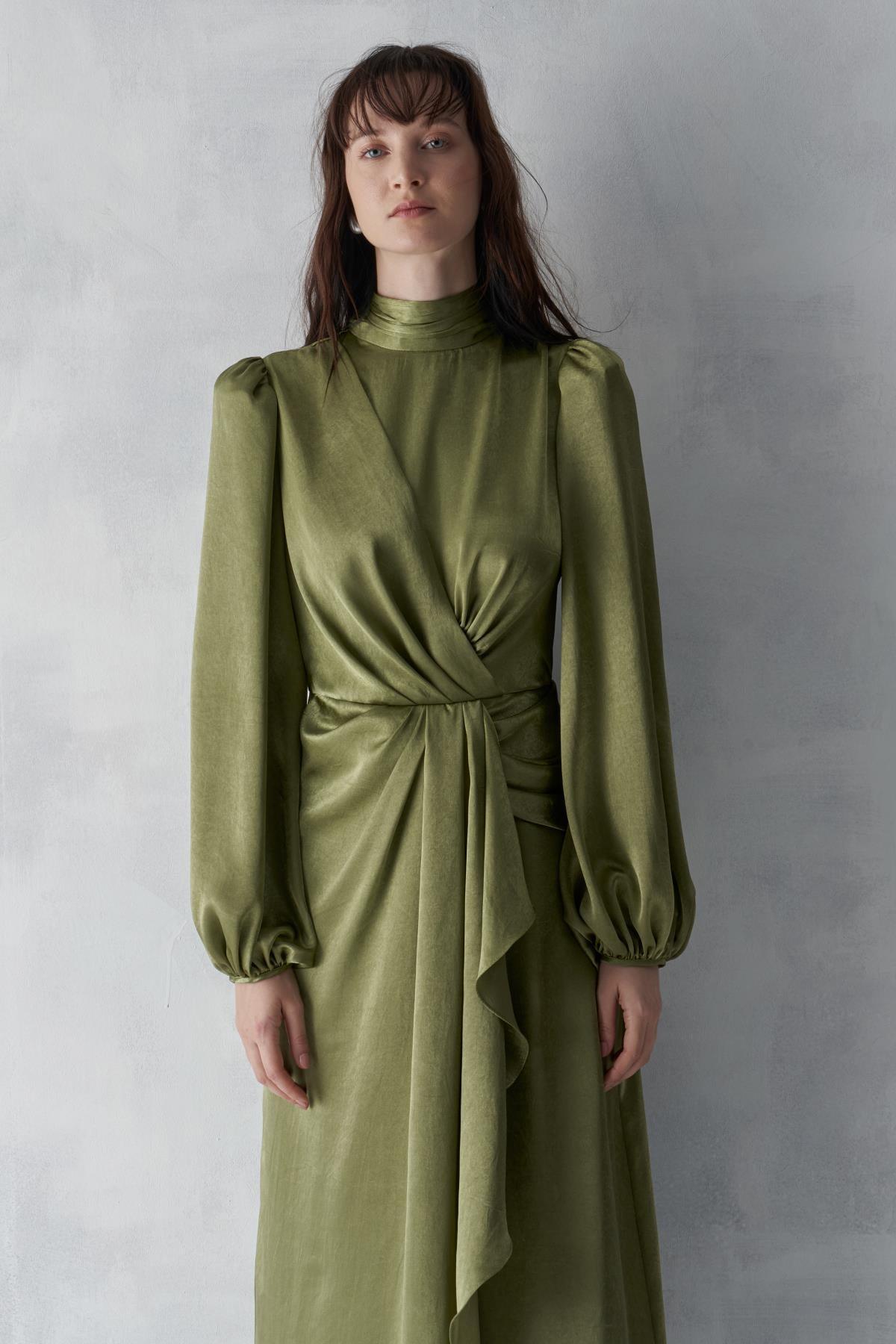 Ön Volanlı Büzme Kol Parlak Elbise - Eser Giyim