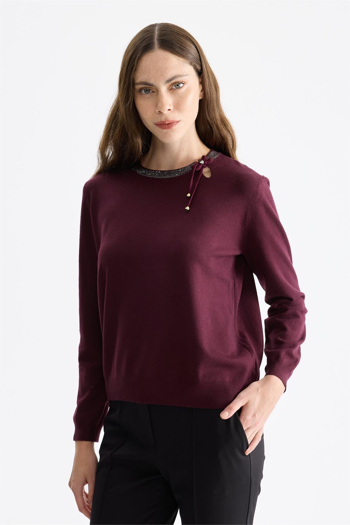 Yakası Taşlı Aksesuarlı Triko Kazak