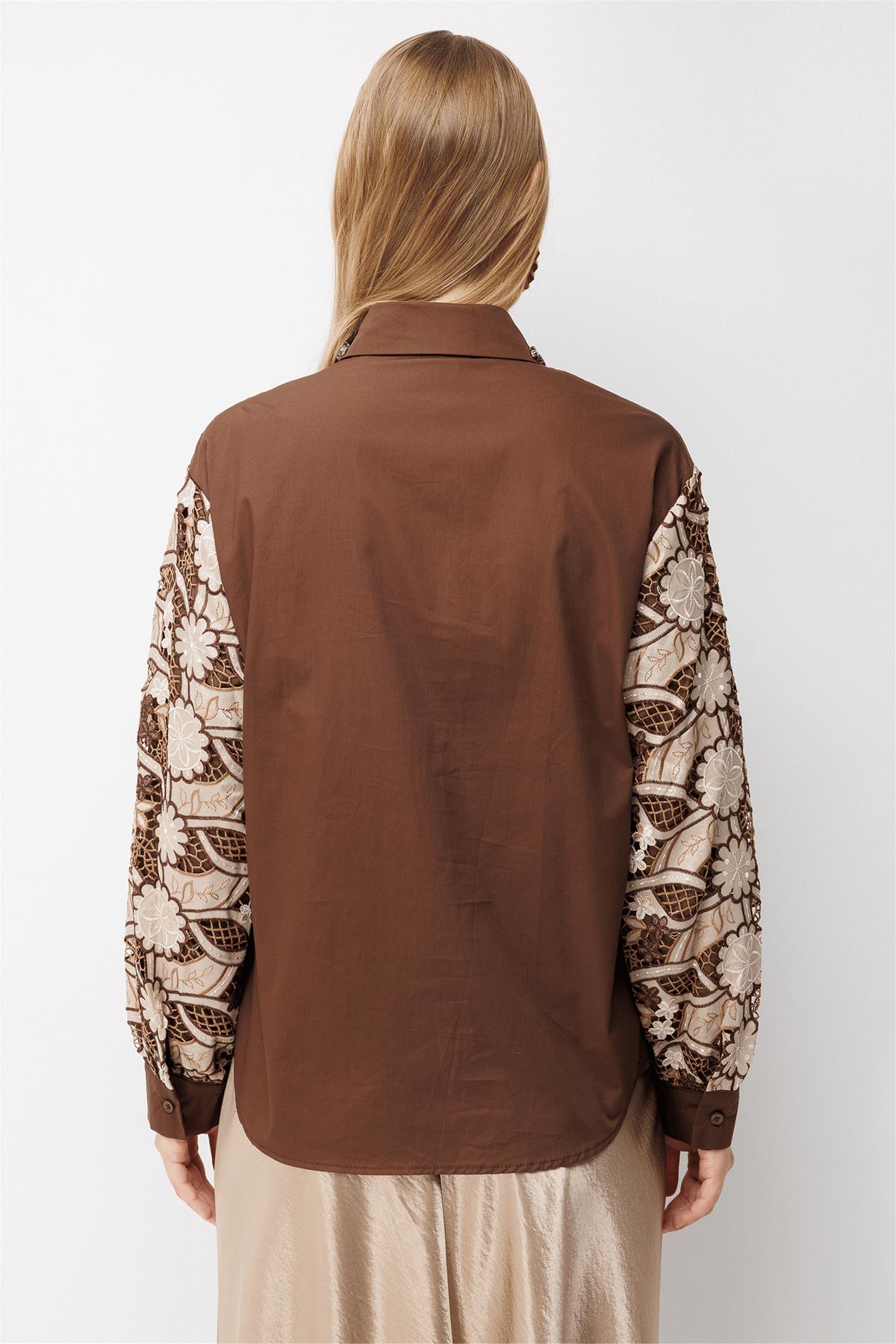 قميص مرصع بالأحجار مزود بجيوب على الغطاء
