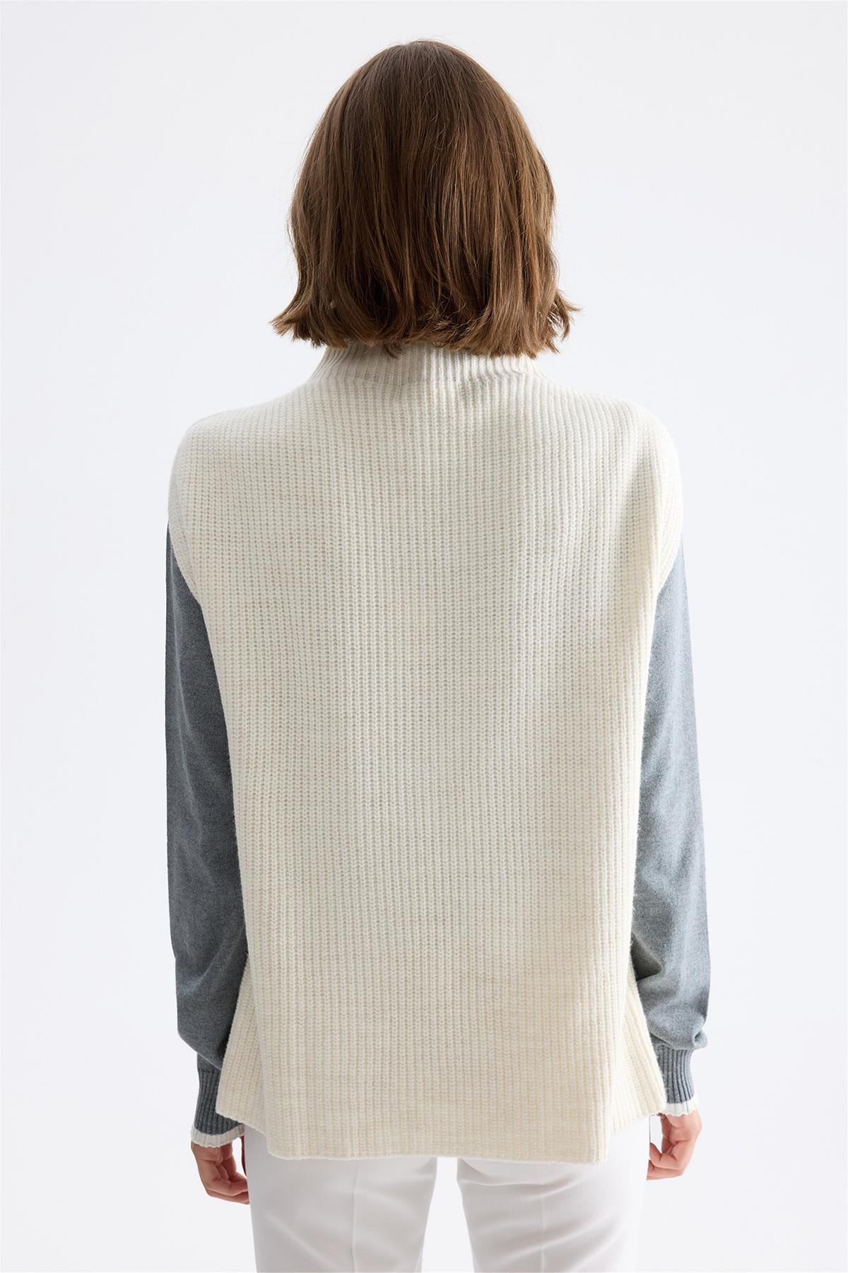 Dik Yaka Asimetrik Kesim Süveter
