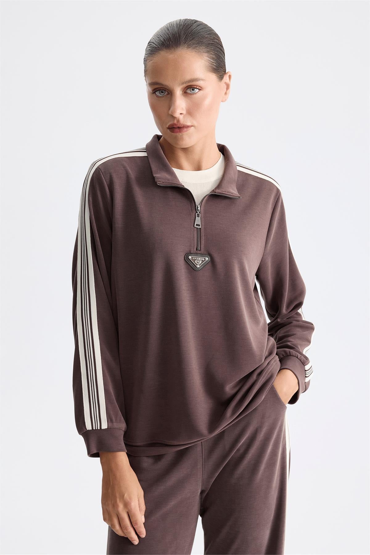 Dik Yaka Yarım Fermuar Detaylı Sweatshirt