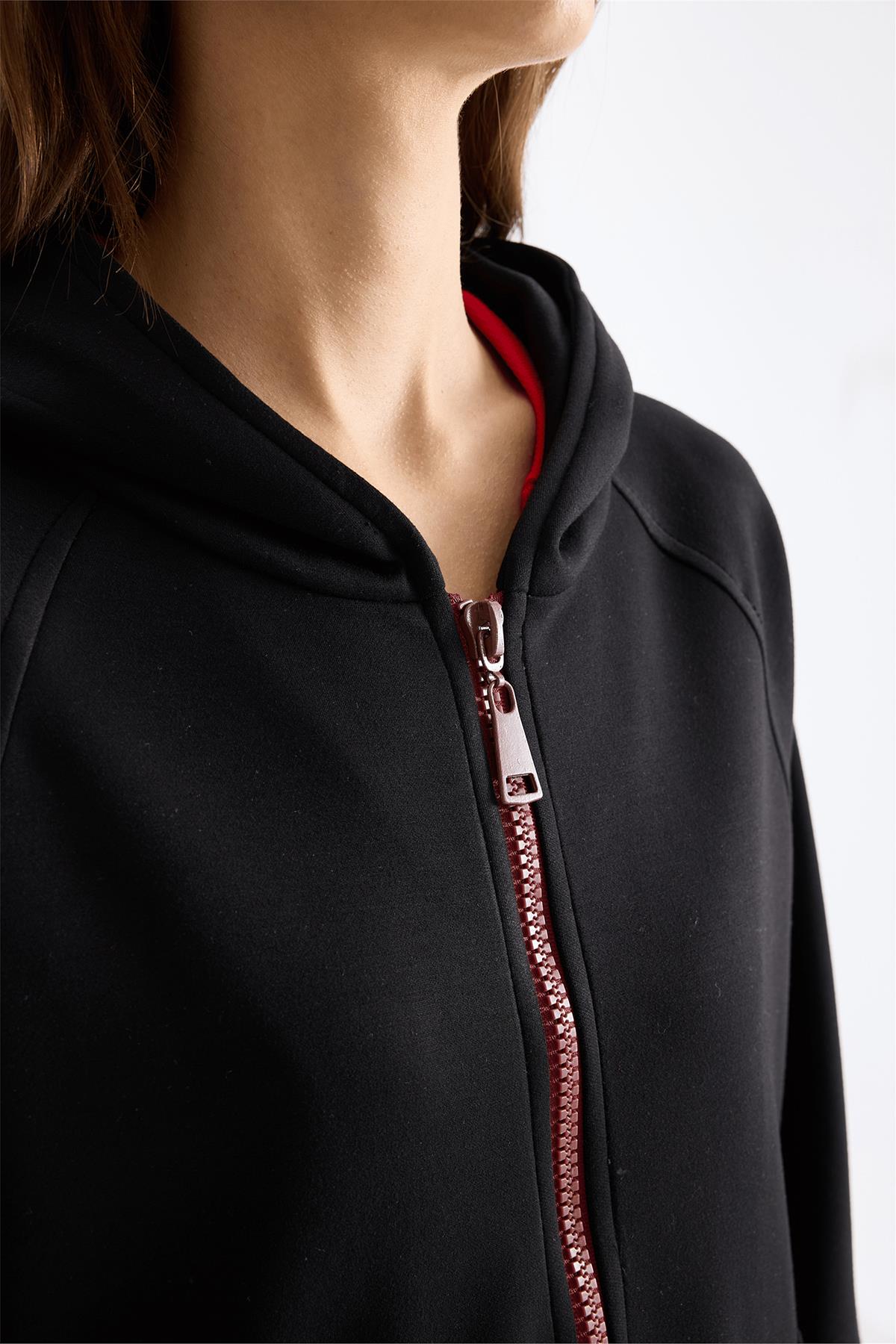 Kapüşonlu Arkası Desenli Fermuarlı Sweatshirt