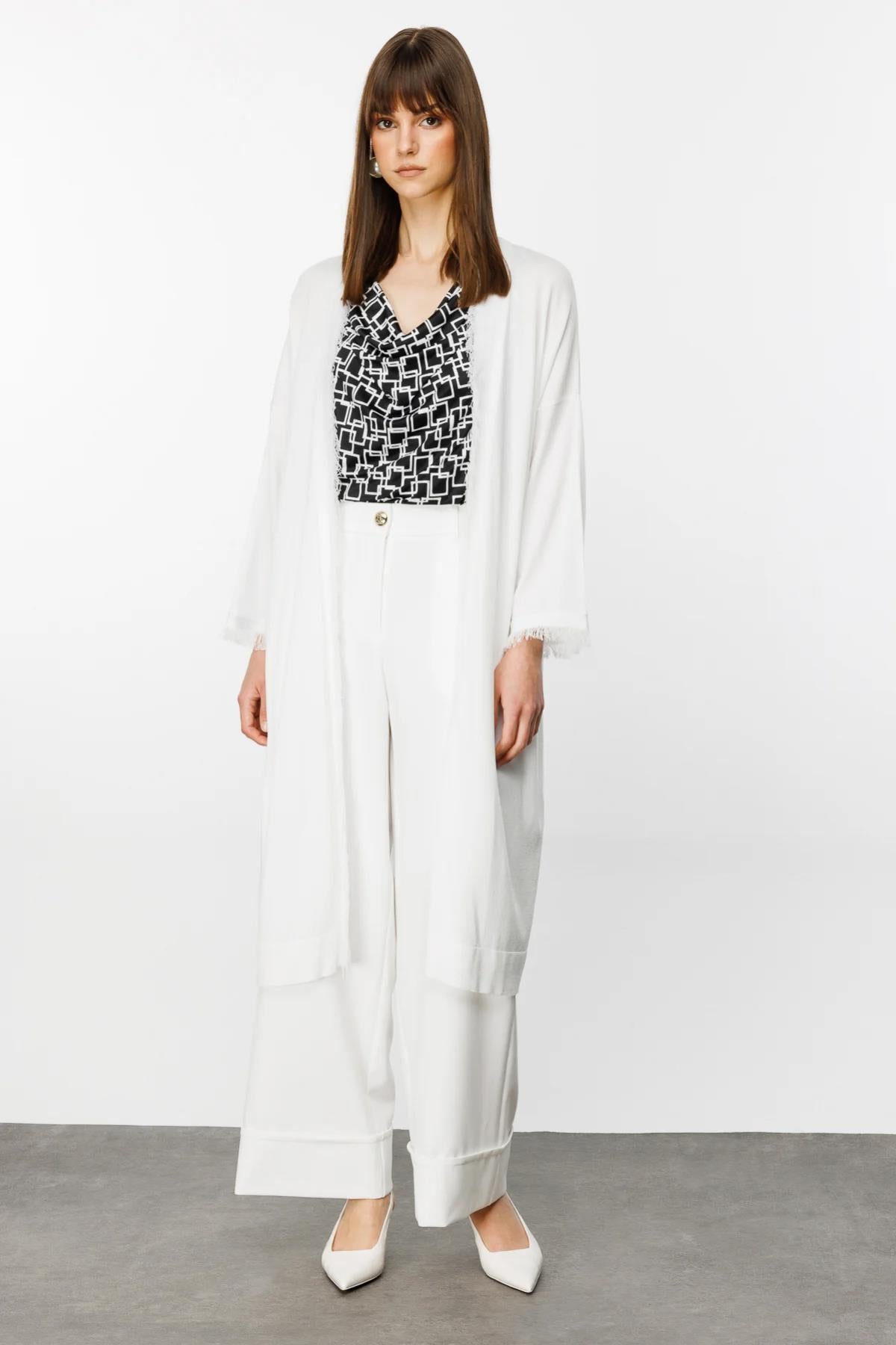 Uzun Önü Açık Kenarları Püskül Detaylı Hırka