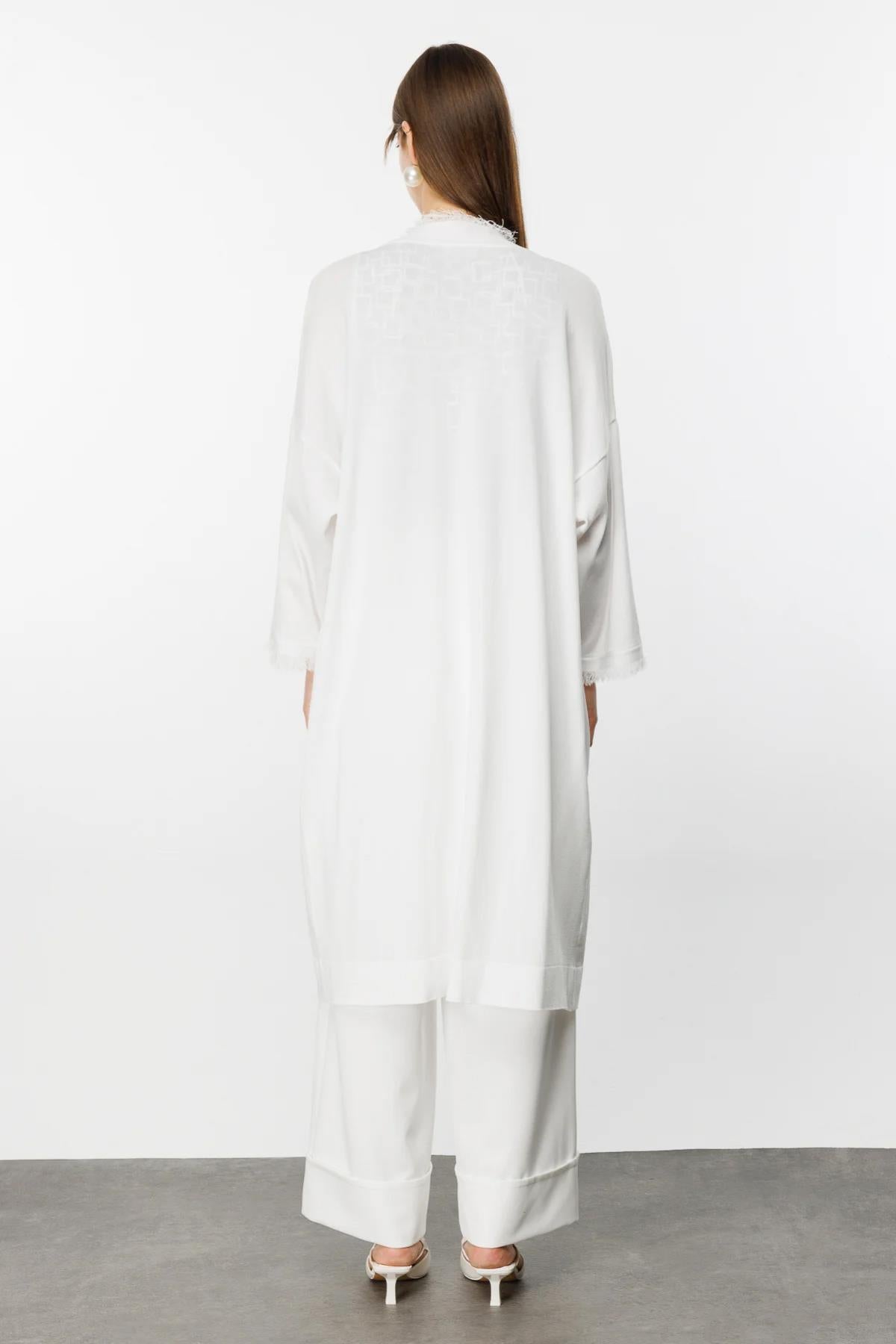 Uzun Önü Açık Kenarları Püskül Detaylı Hırka