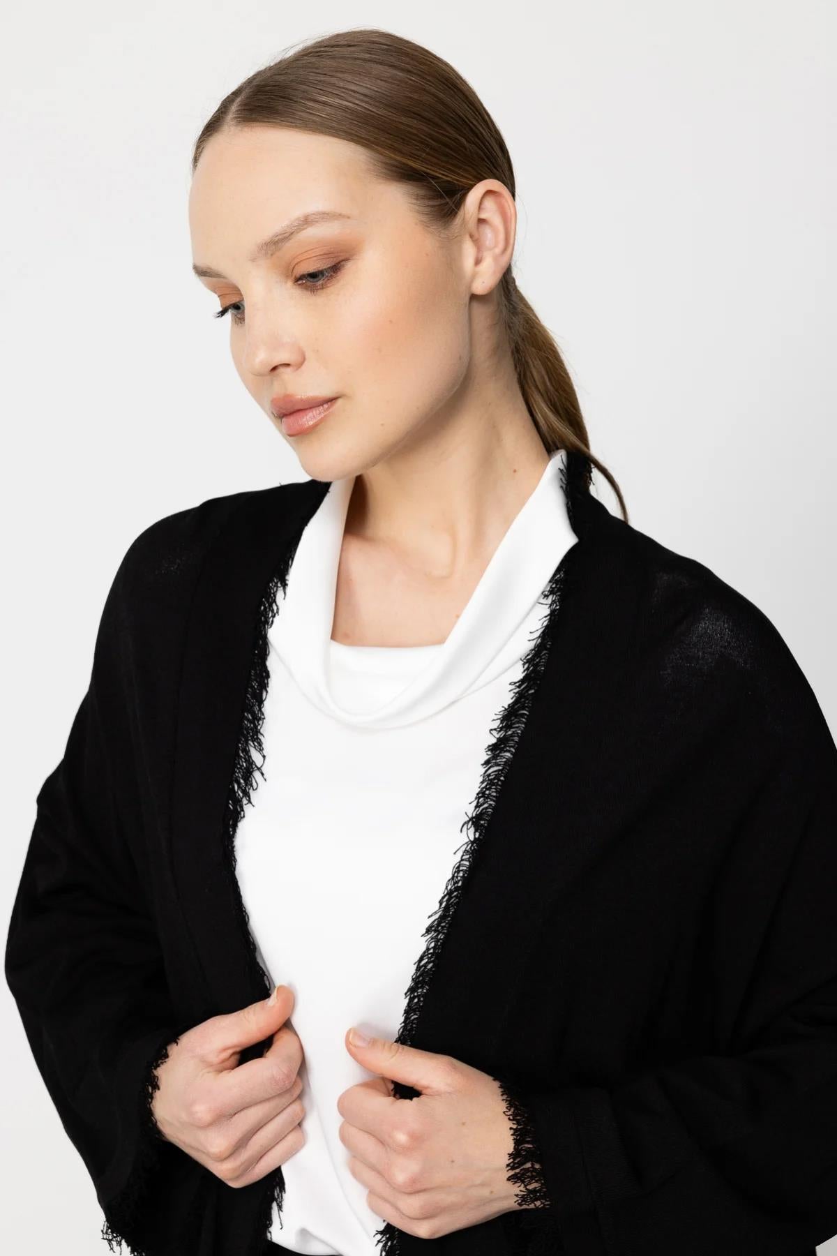 Uzun Önü Açık Kenarları Püskül Detaylı Hırka