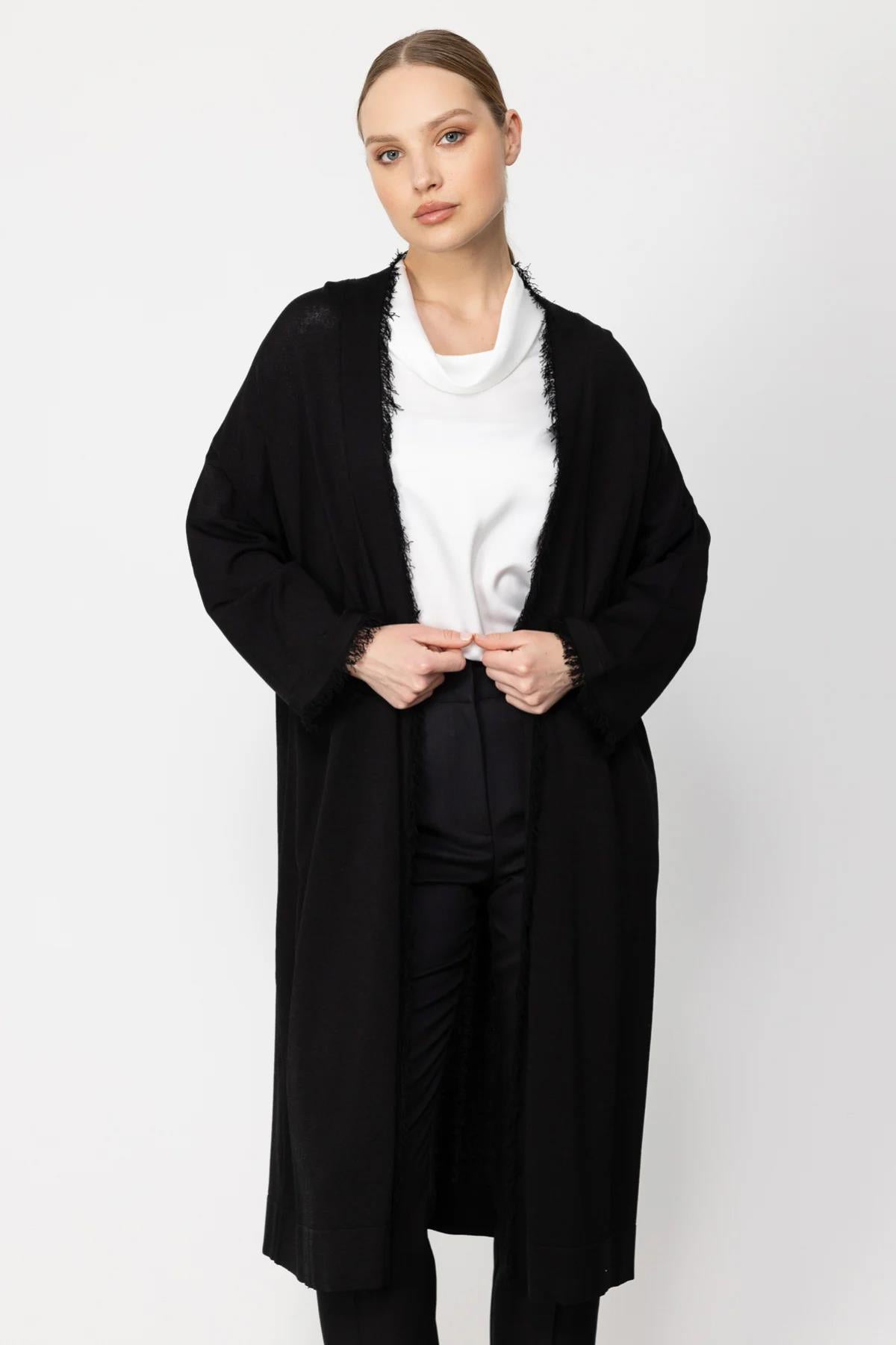 Uzun Önü Açık Kenarları Püskül Detaylı Hırka