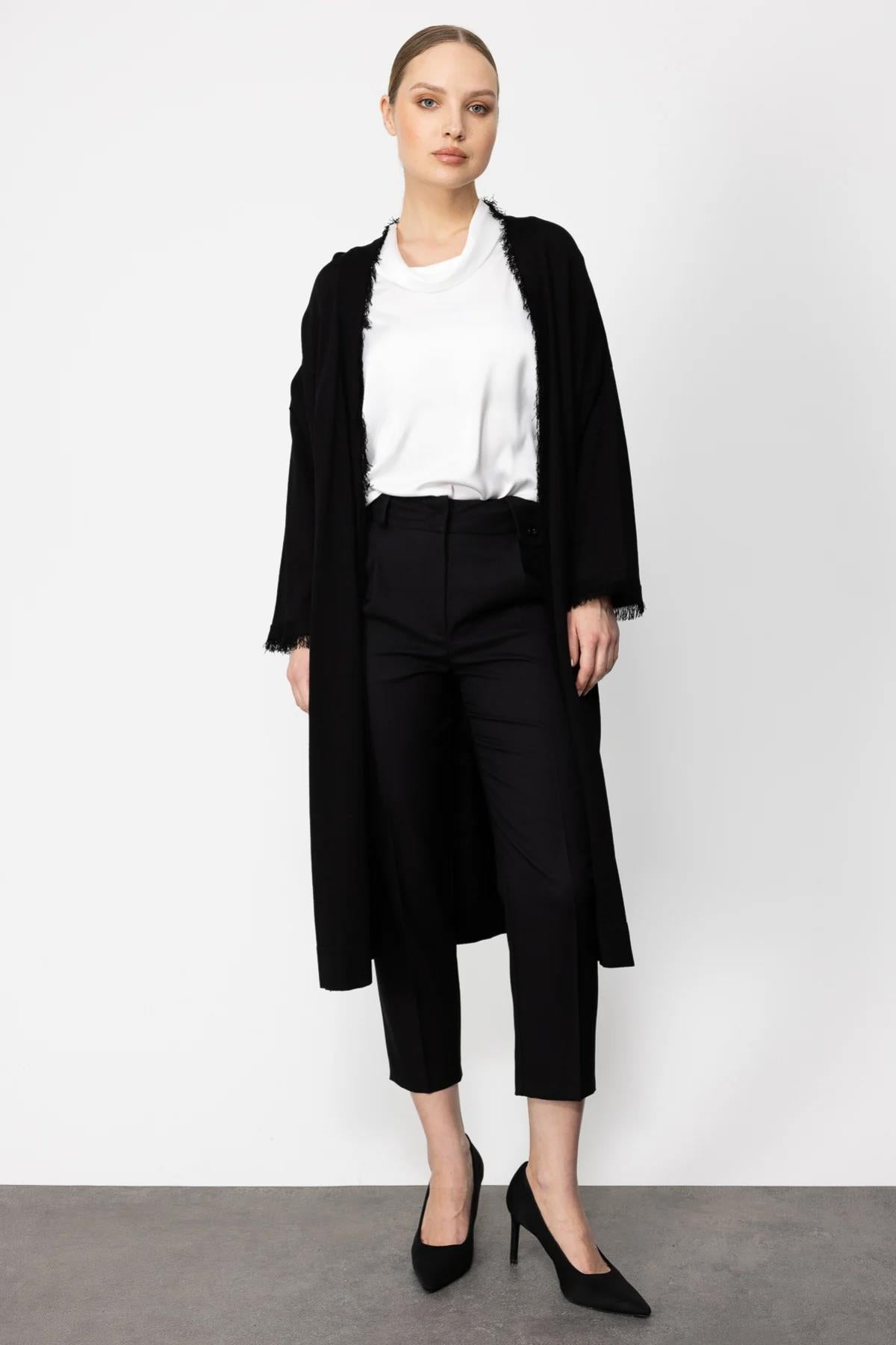 Uzun Önü Açık Kenarları Püskül Detaylı Hırka