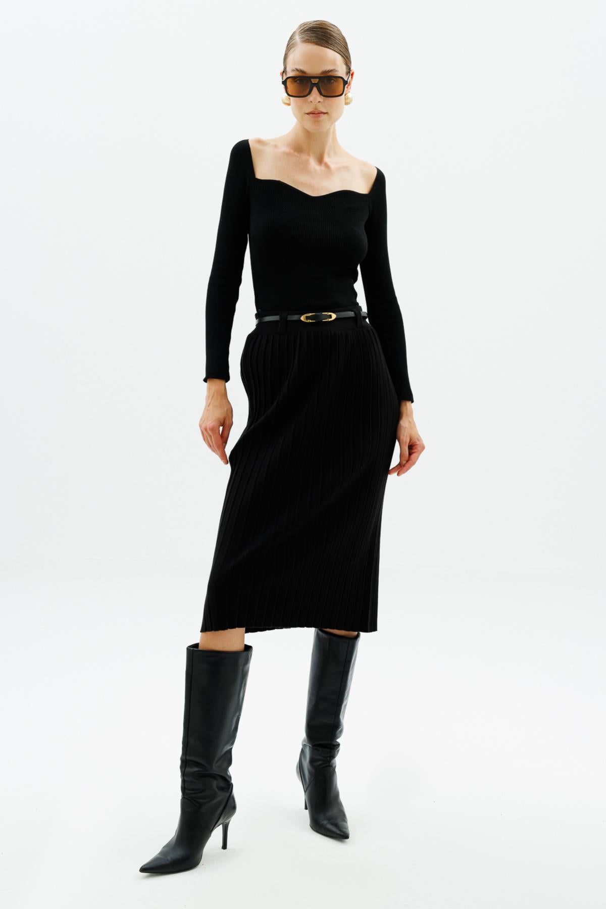 تنورة ميدي محبوكة مطوية