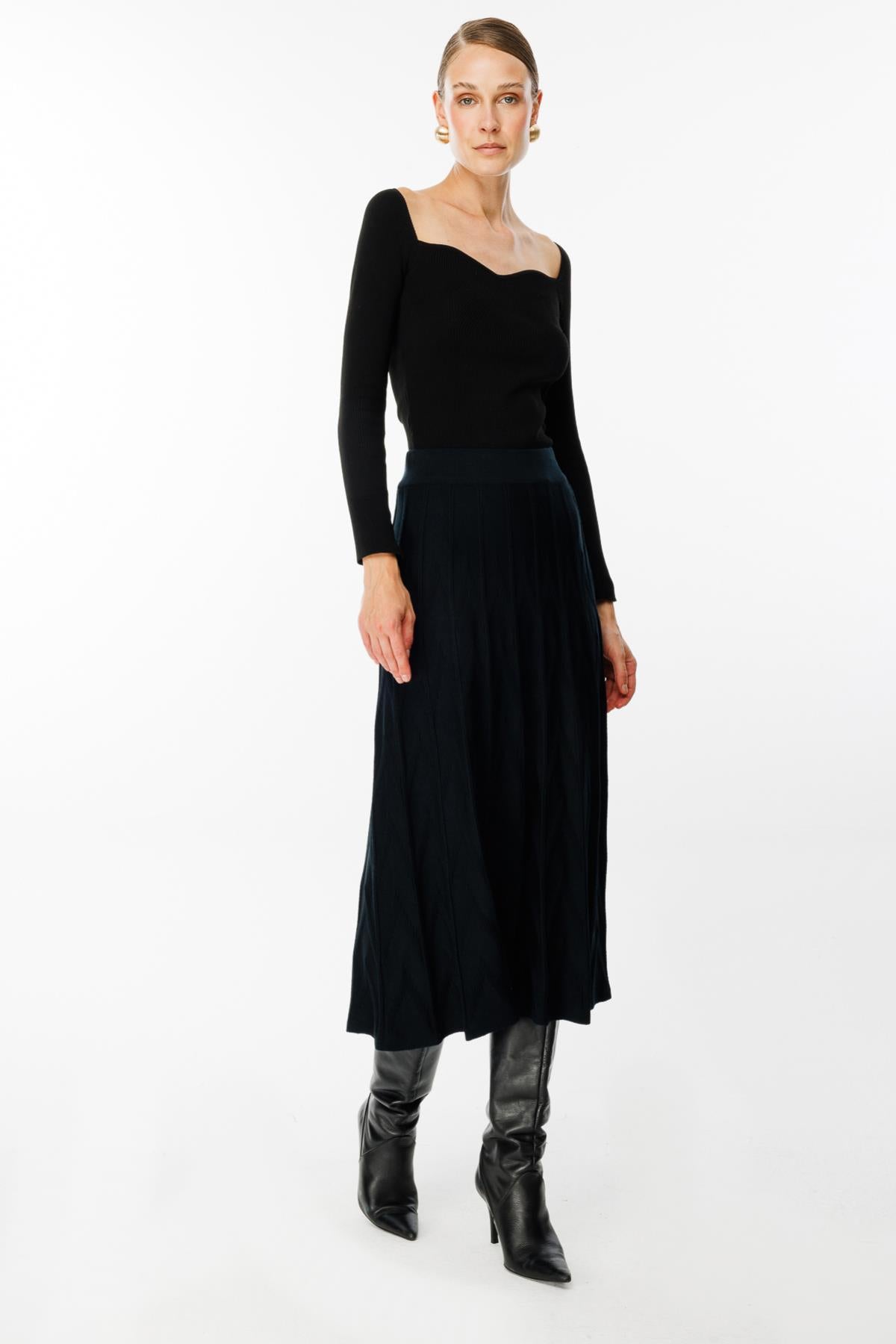 تنورة ميدي محبوكة مطوية