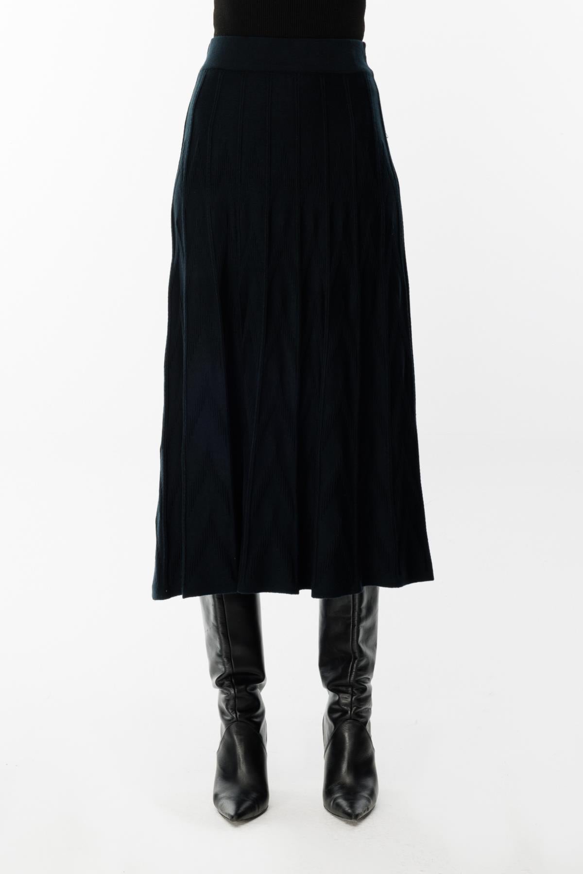 تنورة ميدي محبوكة مطوية