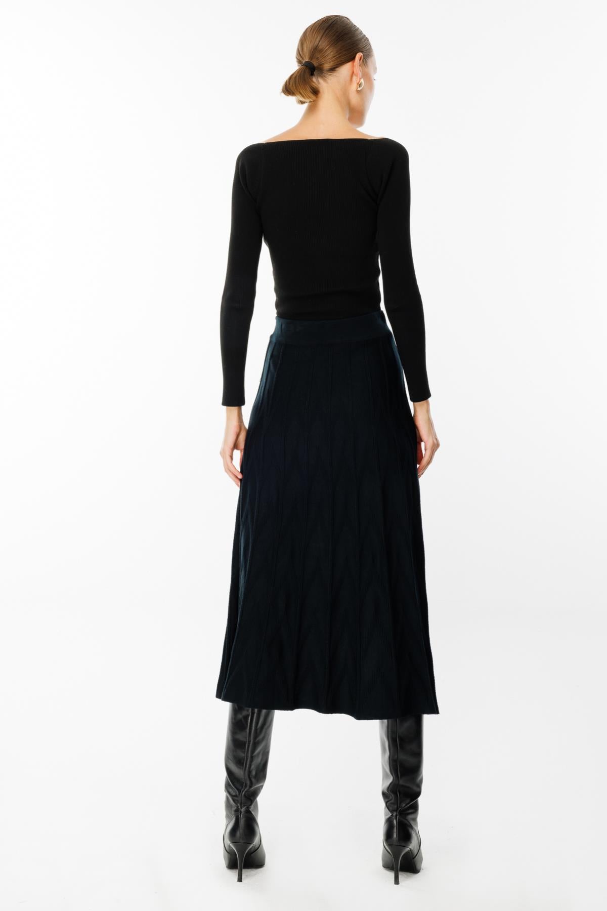 تنورة ميدي محبوكة مطوية