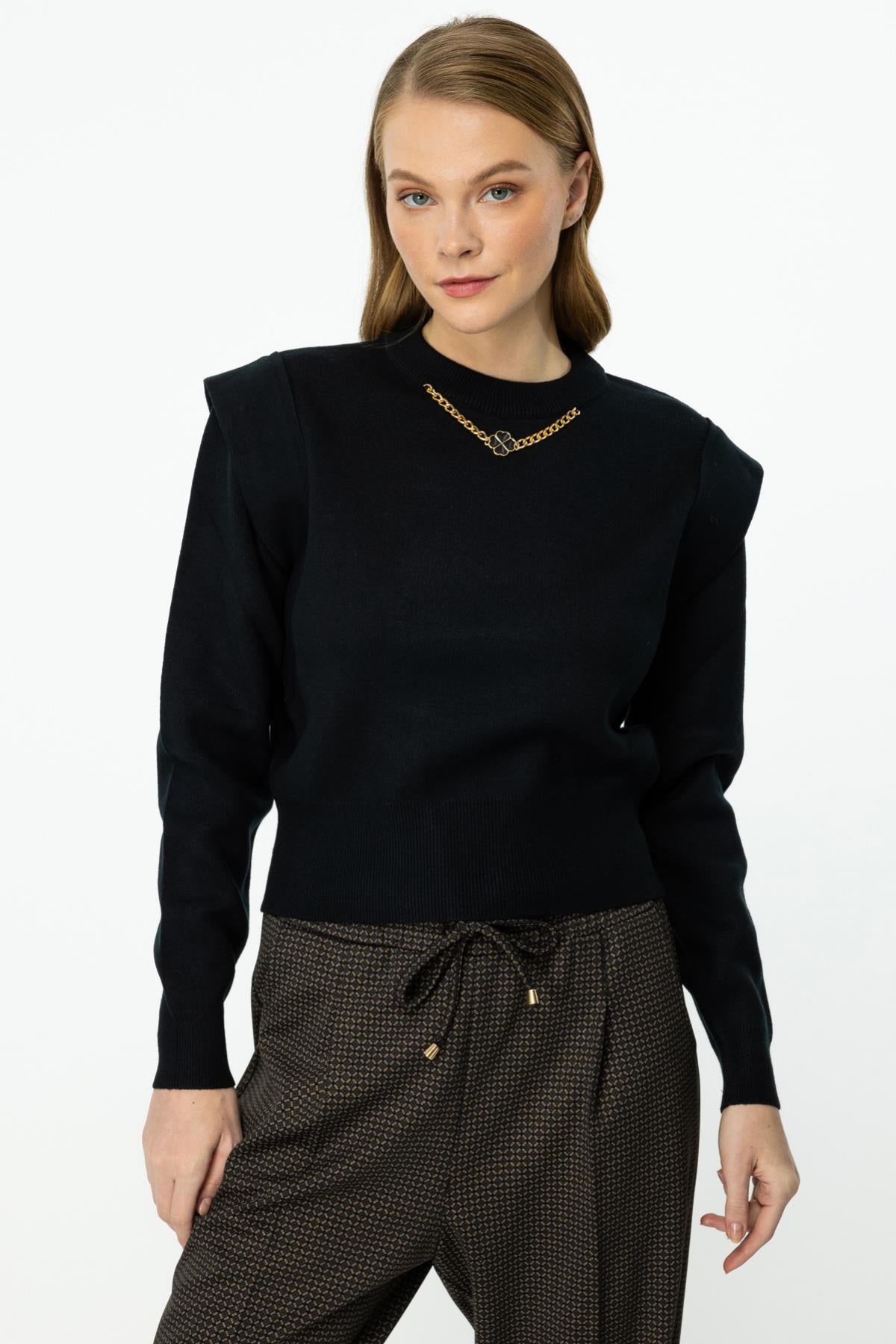 Önü Aksesuarlı Kısa Kazak