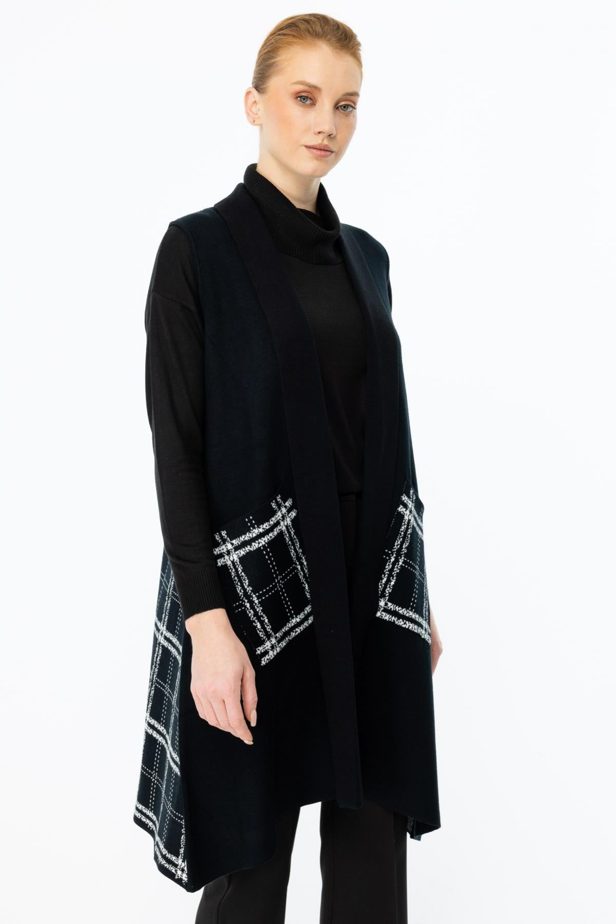 Sleeveless Long Vest with Pattern on the Back