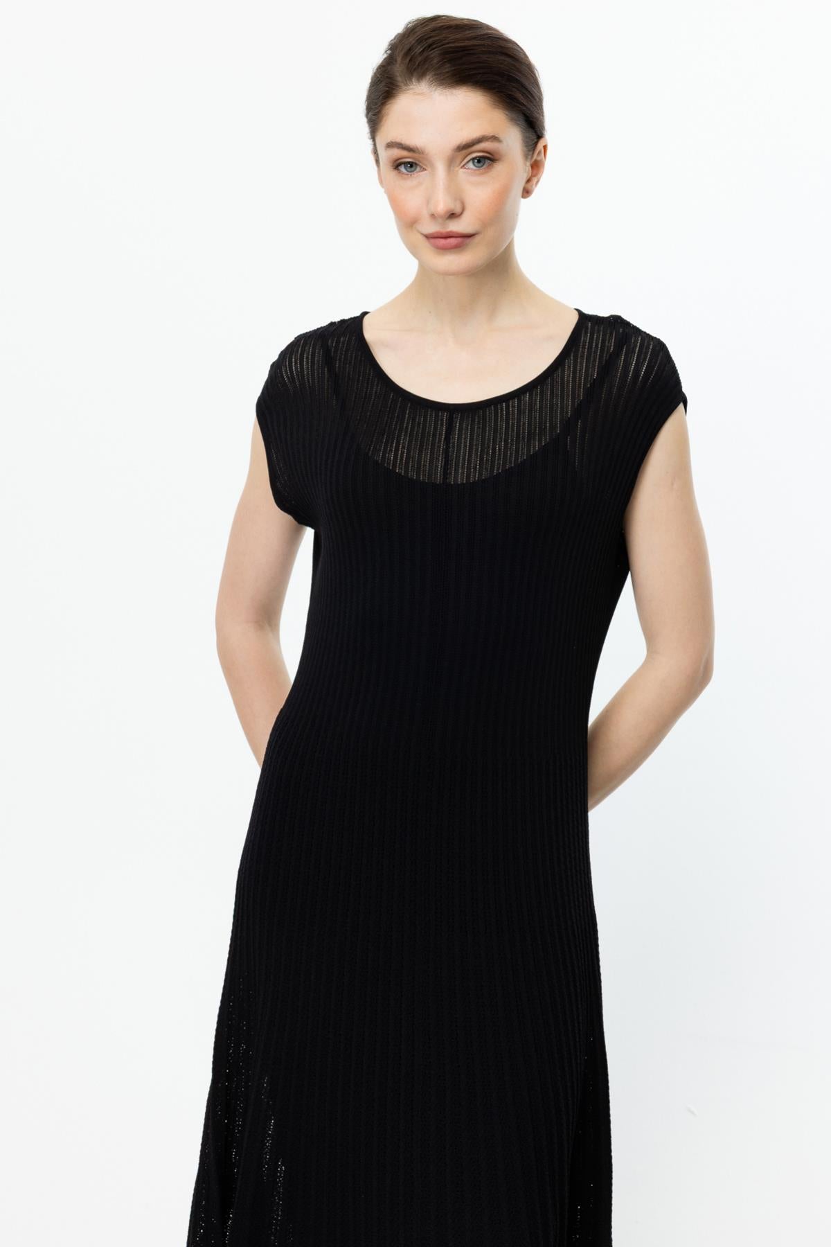 فستان ميدي بدون أكمام