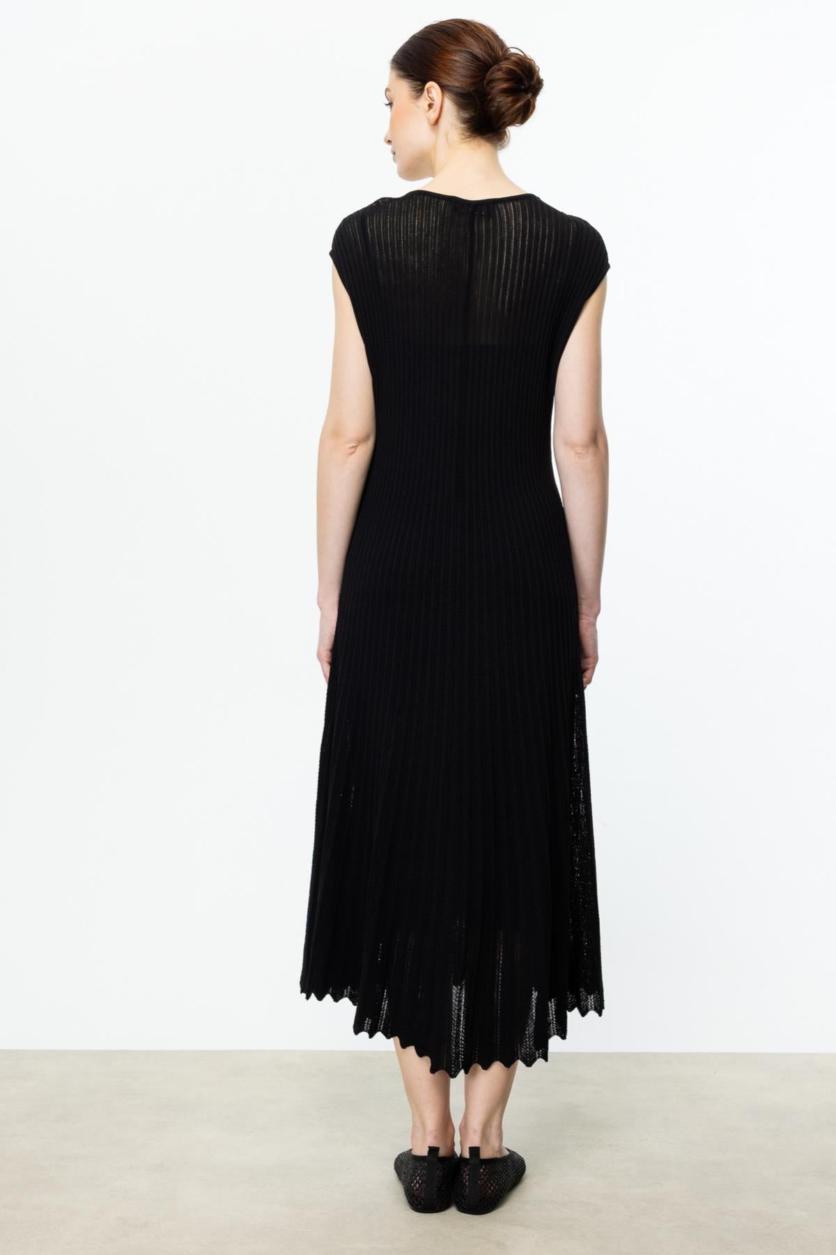 فستان ميدي بدون أكمام