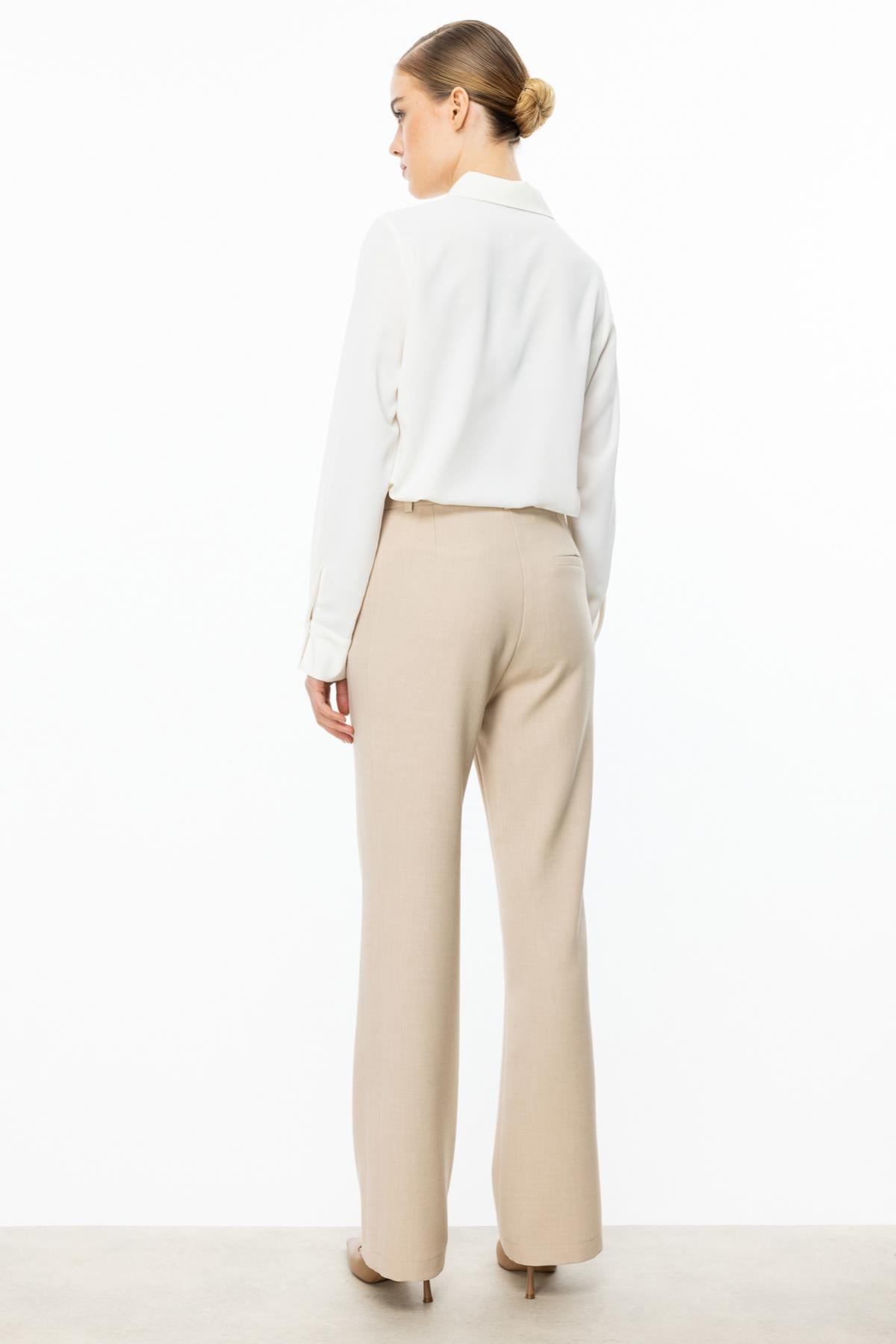 بنطلون واسع الساق مزود بحزام وجيوب