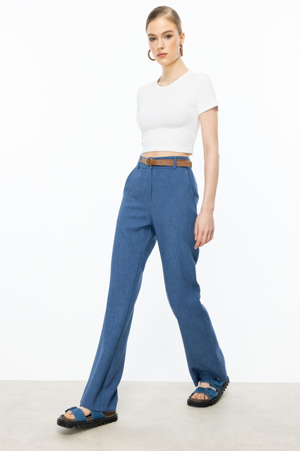 بنطلون واسع الساق مزود بحزام وجيوب