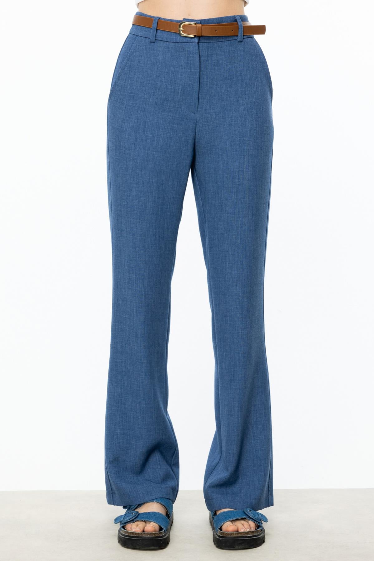 بنطلون واسع الساق مزود بحزام وجيوب