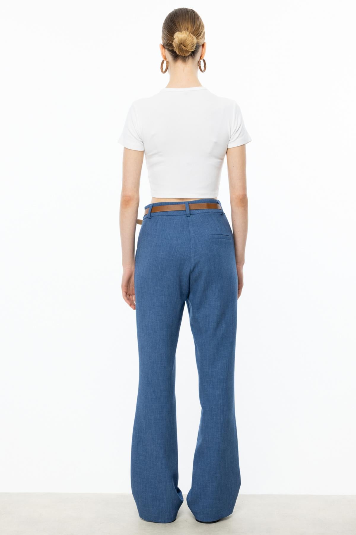 بنطلون واسع الساق مزود بحزام وجيوب