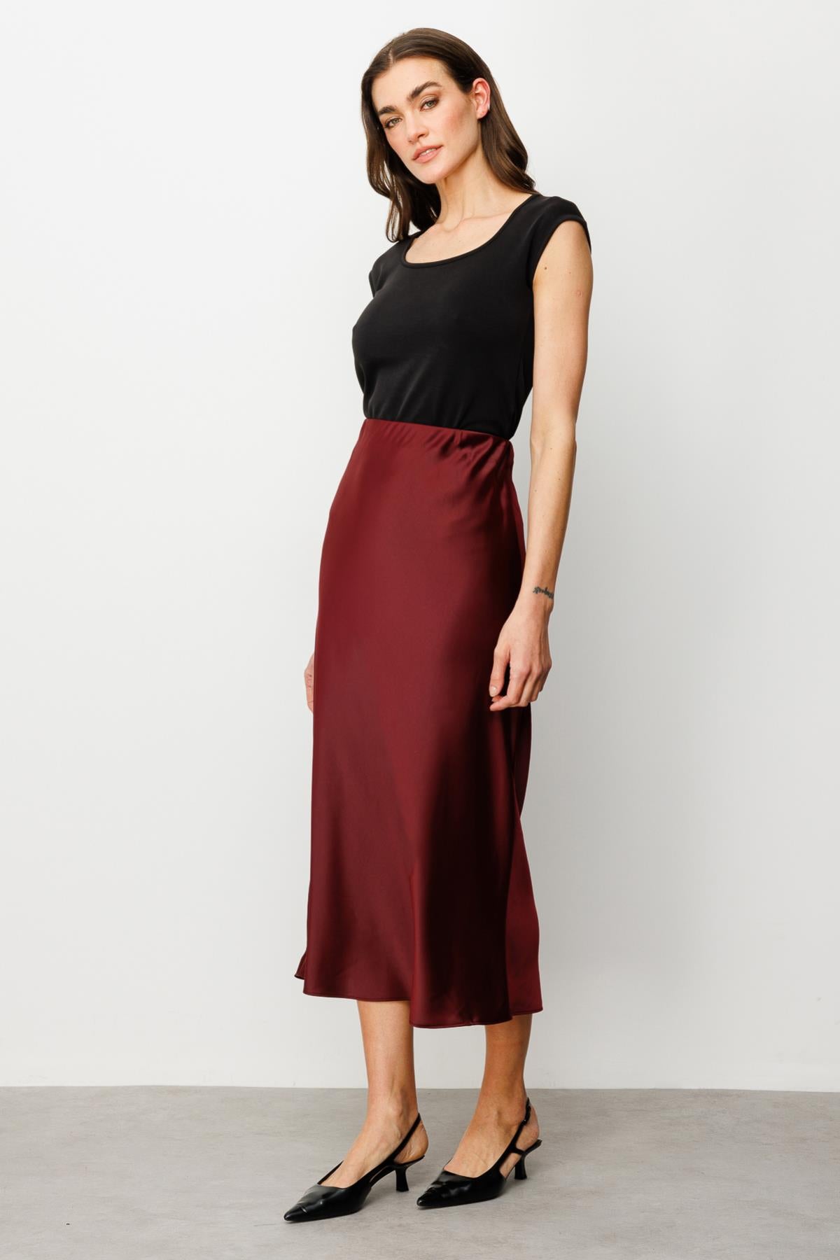 تنورة ساتان بخصر مطاطي