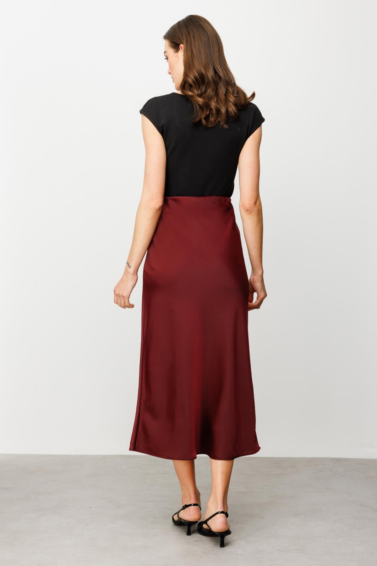 تنورة ساتان بخصر مطاطي