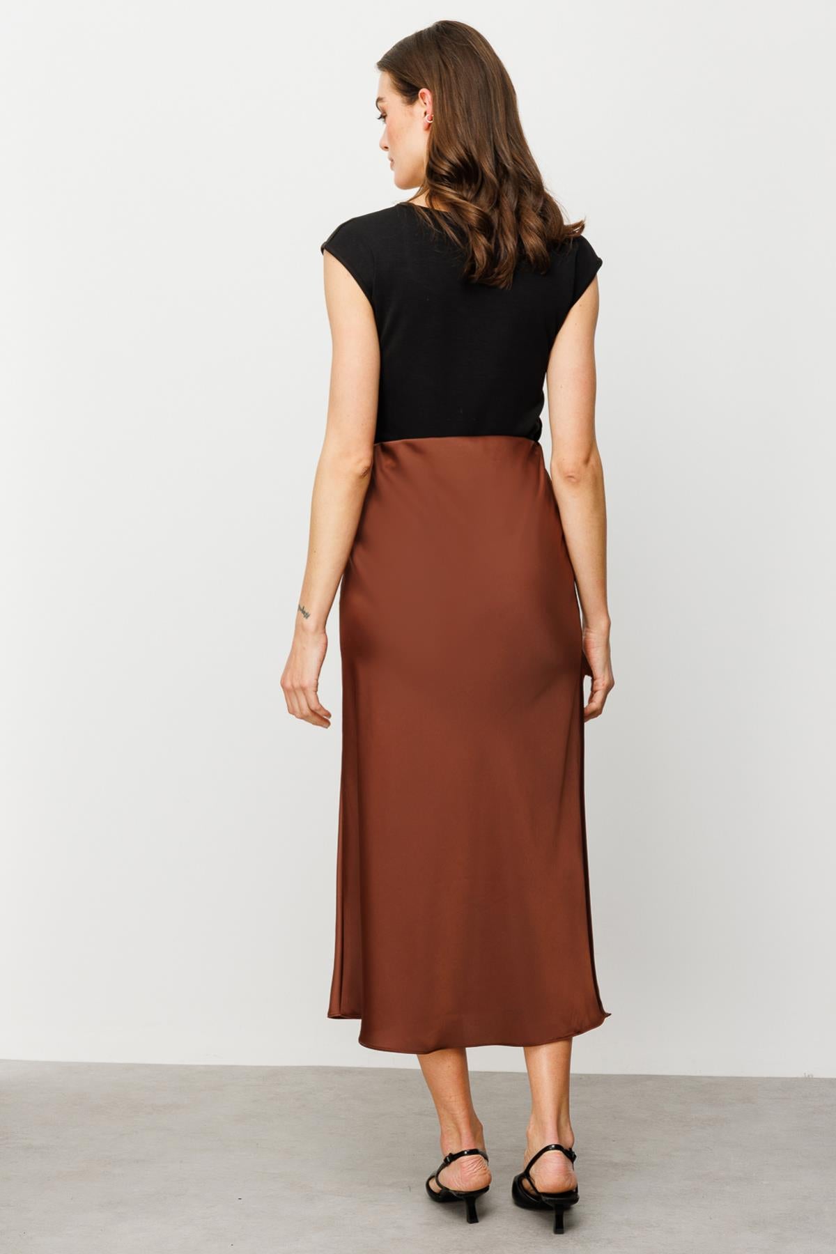 تنورة ساتان بخصر مطاطي