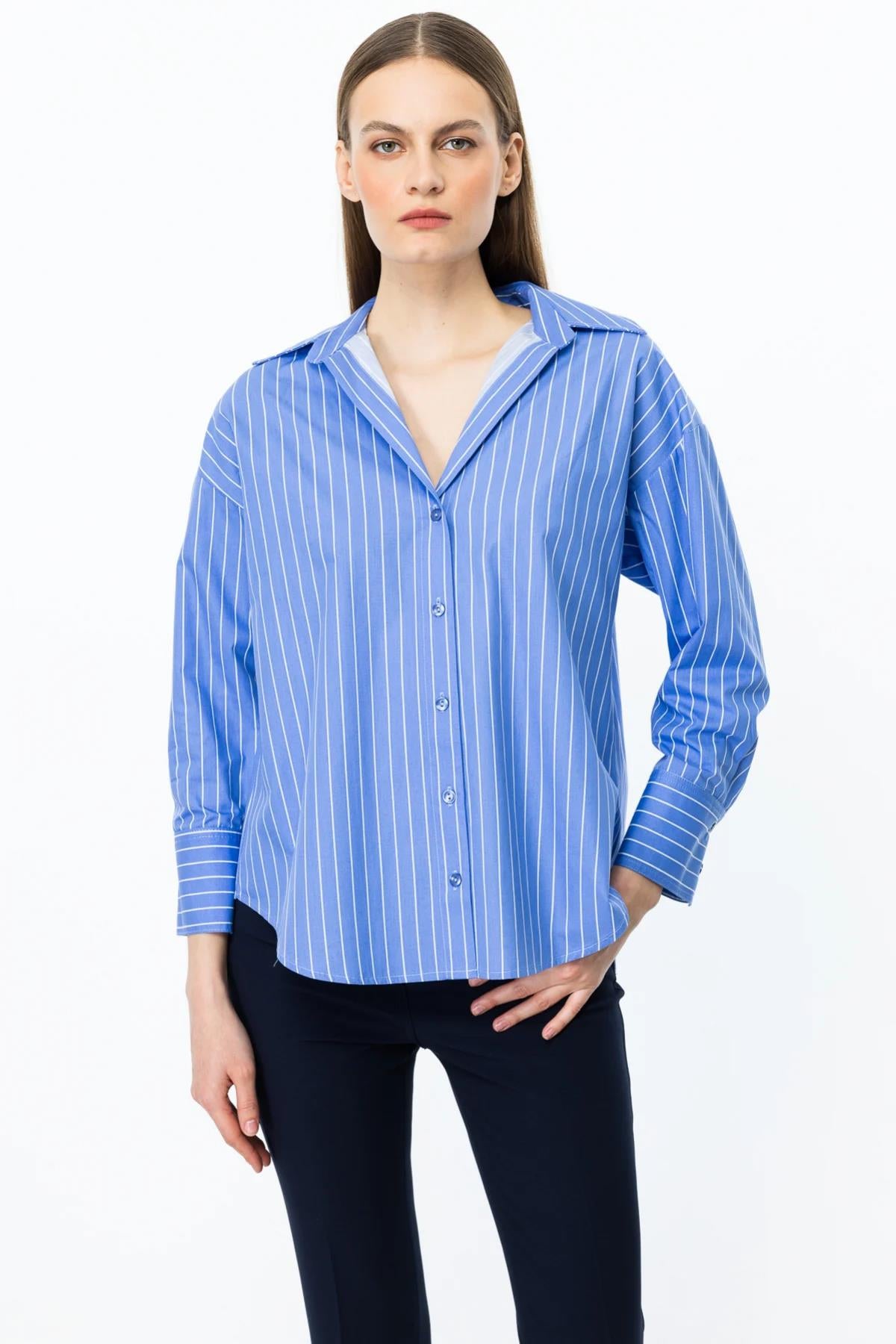 قميص مخطط بأزرار