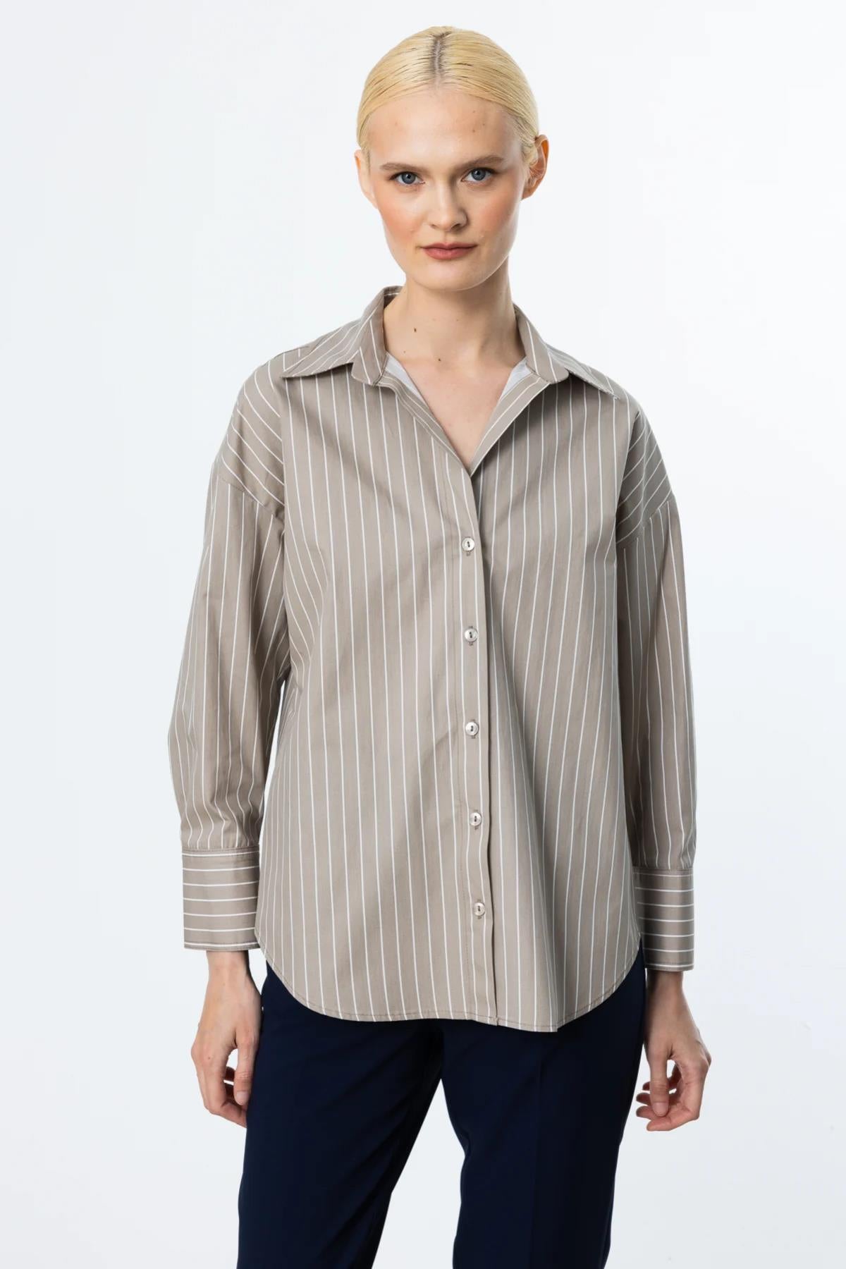 قميص مخطط بأزرار