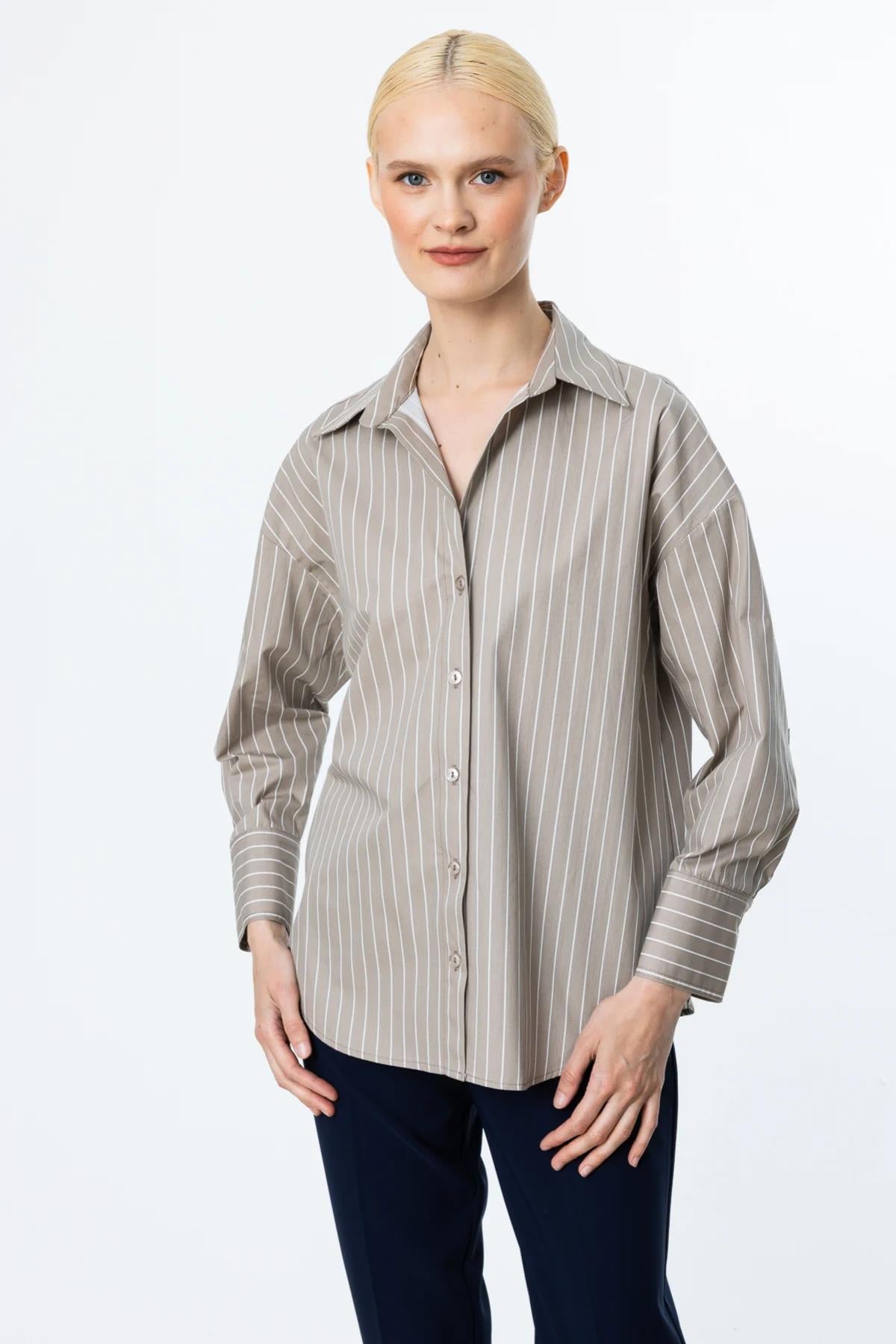 قميص مخطط بأزرار