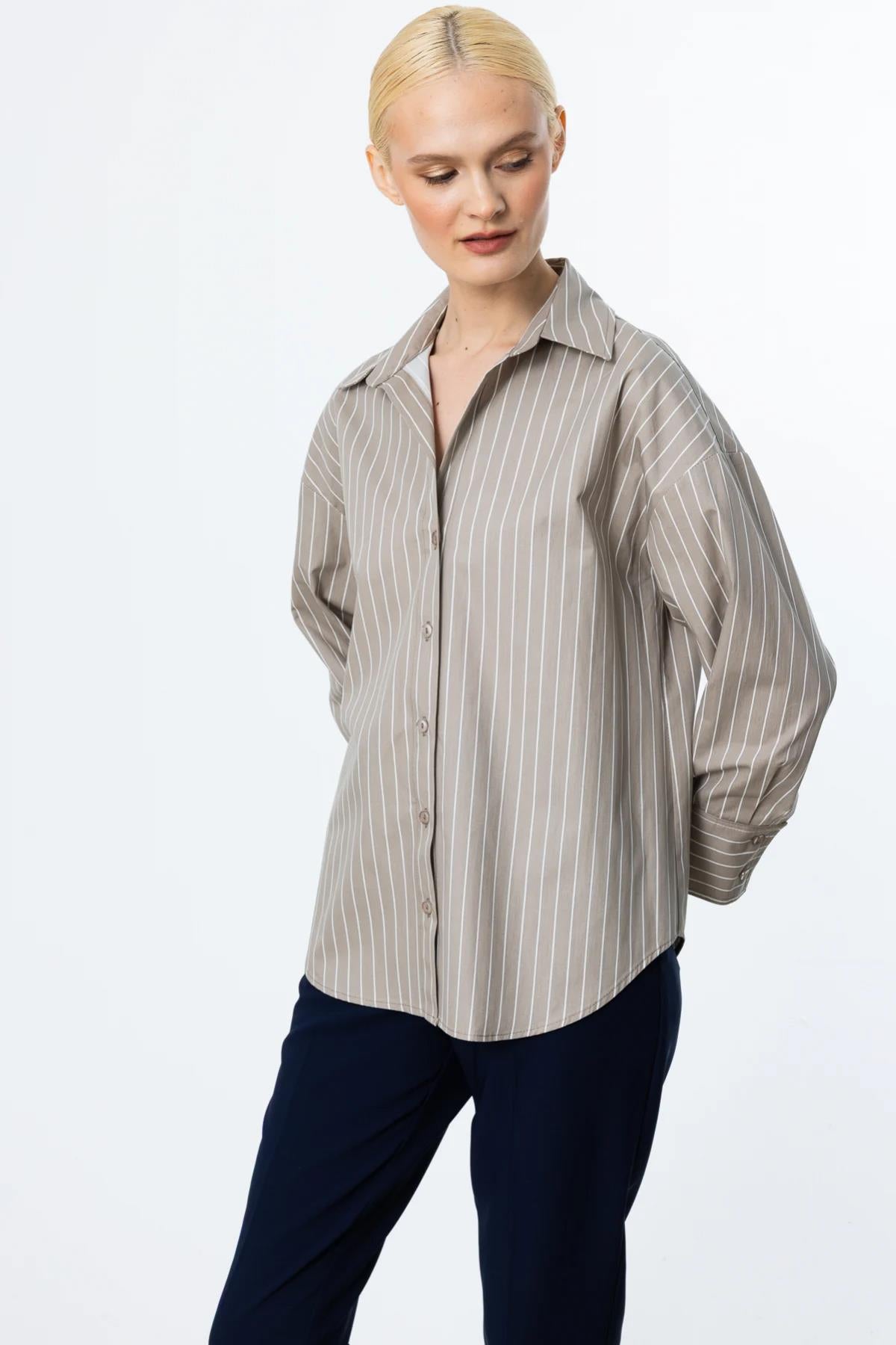 قميص مخطط بأزرار