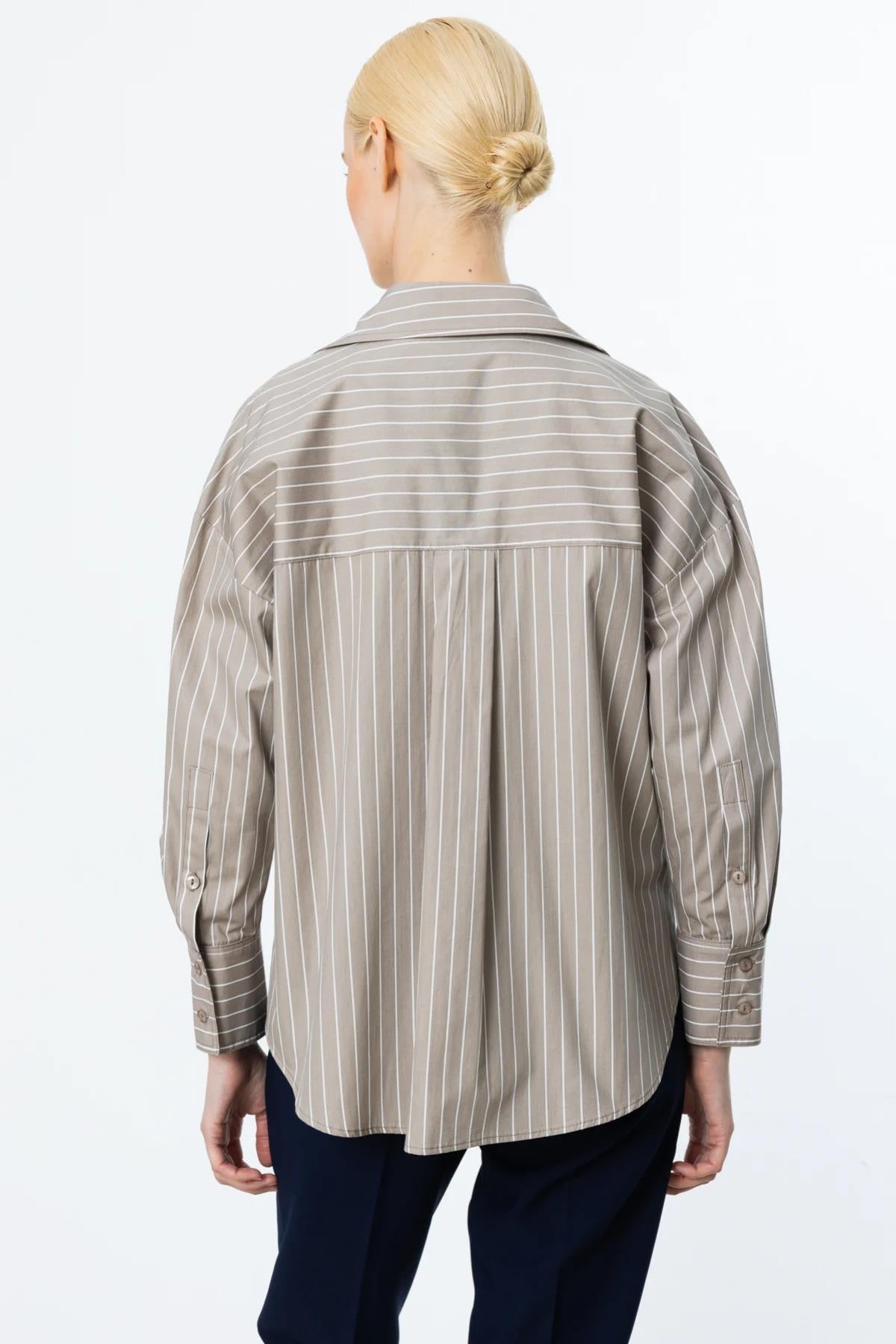 قميص مخطط بأزرار