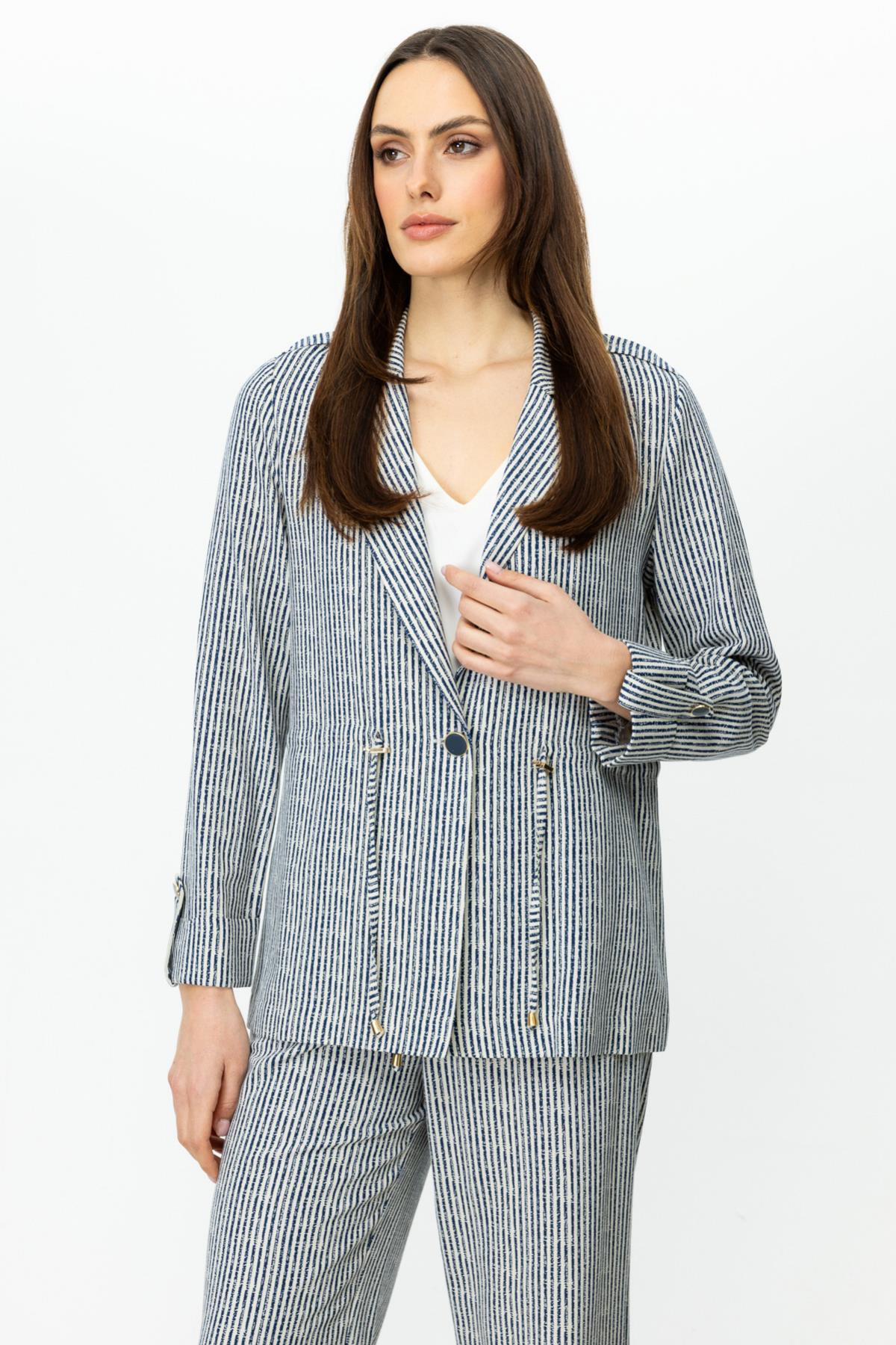 جاكيت مخطط بأكمام طويلة ورباط على الخصر