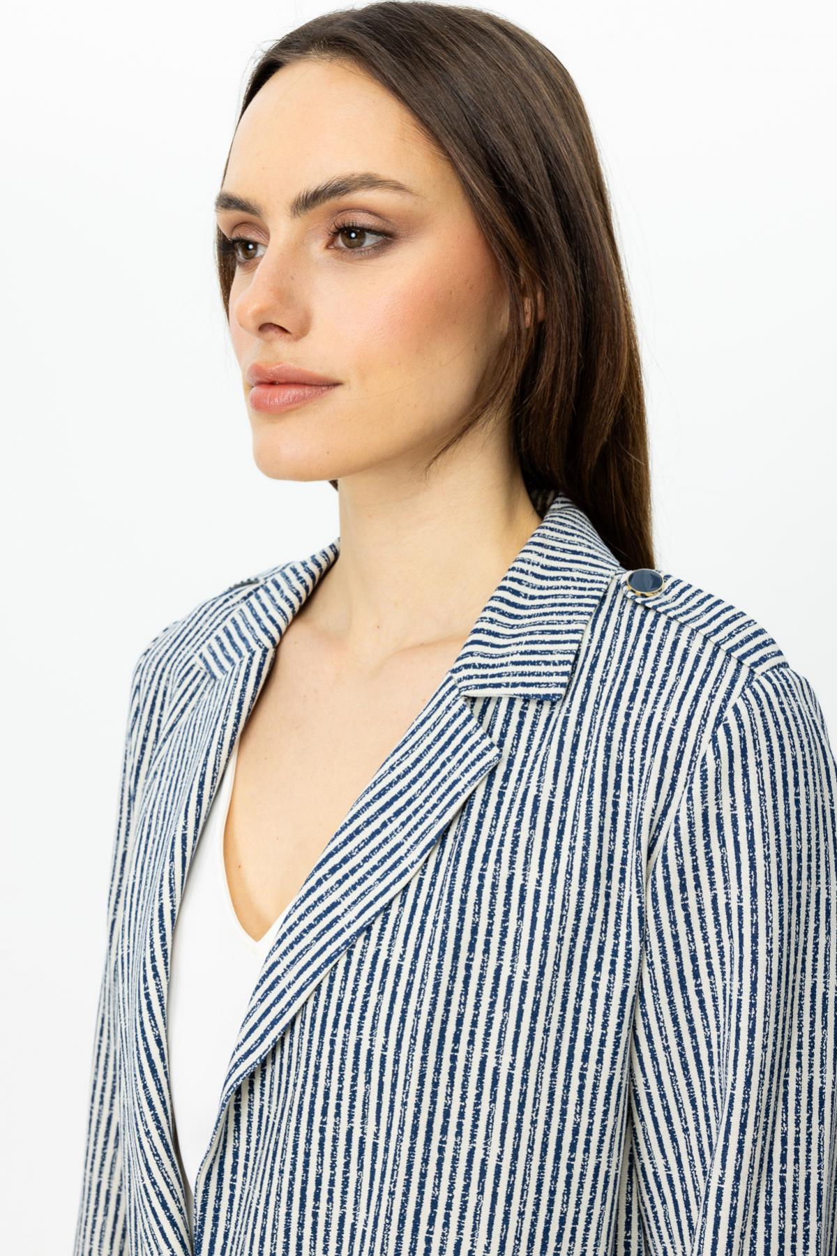 جاكيت مخطط بأكمام طويلة ورباط على الخصر