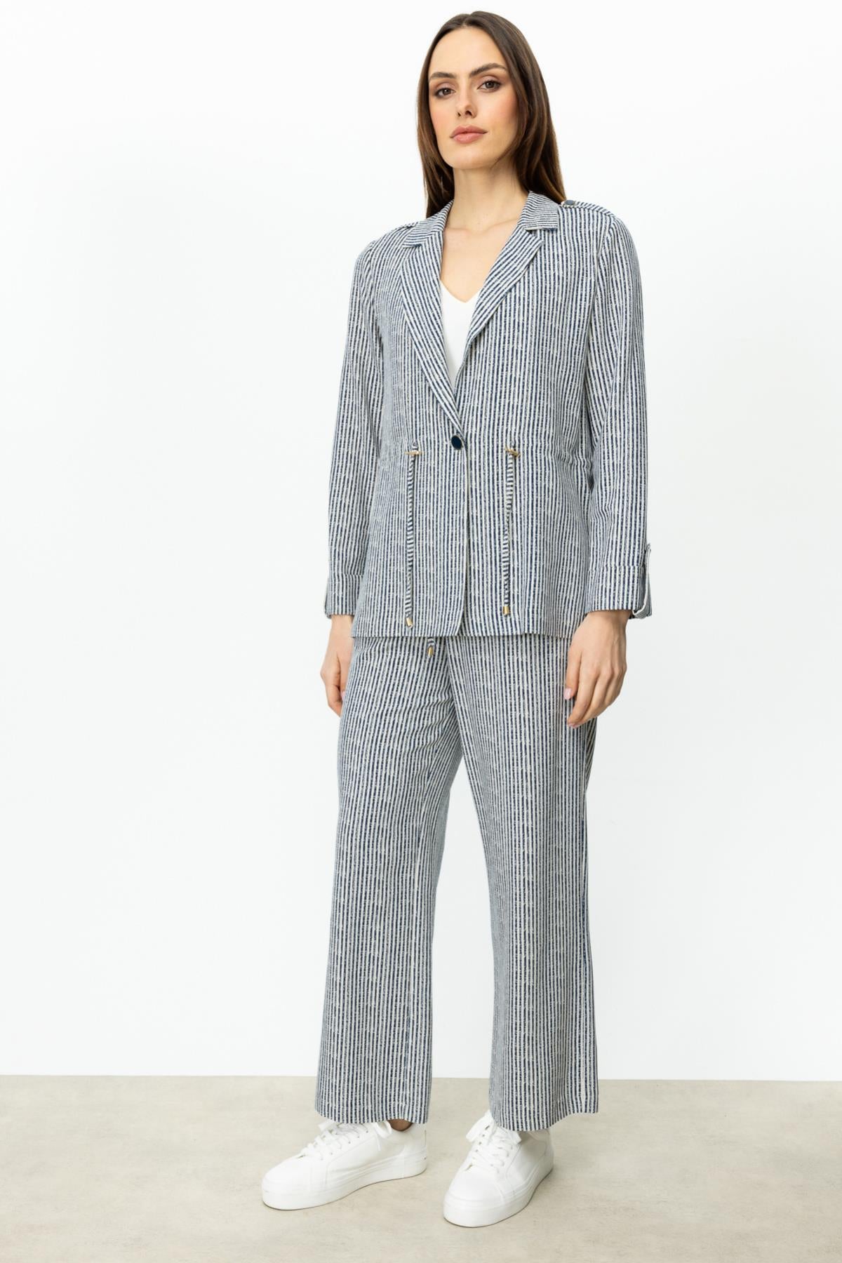 جاكيت مخطط بأكمام طويلة ورباط على الخصر