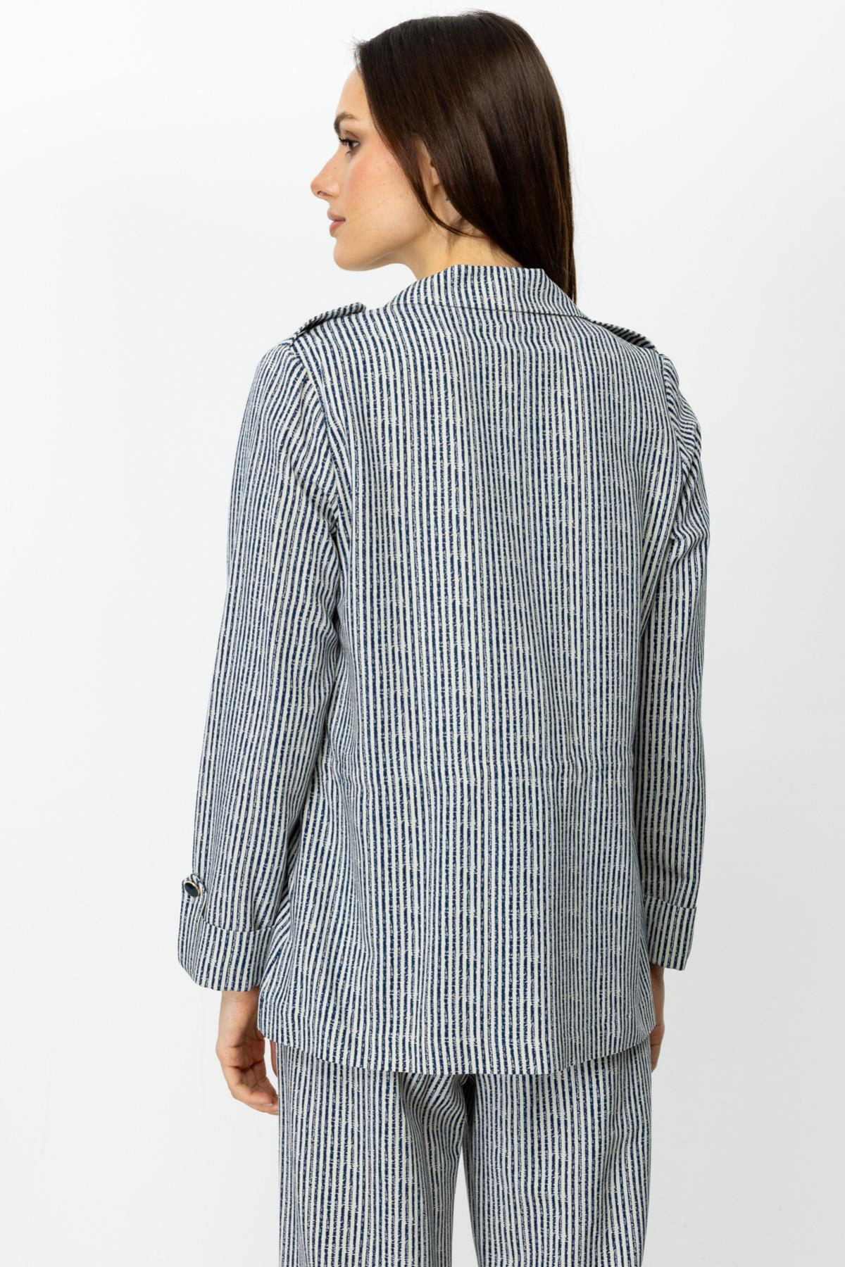 جاكيت مخطط بأكمام طويلة ورباط على الخصر