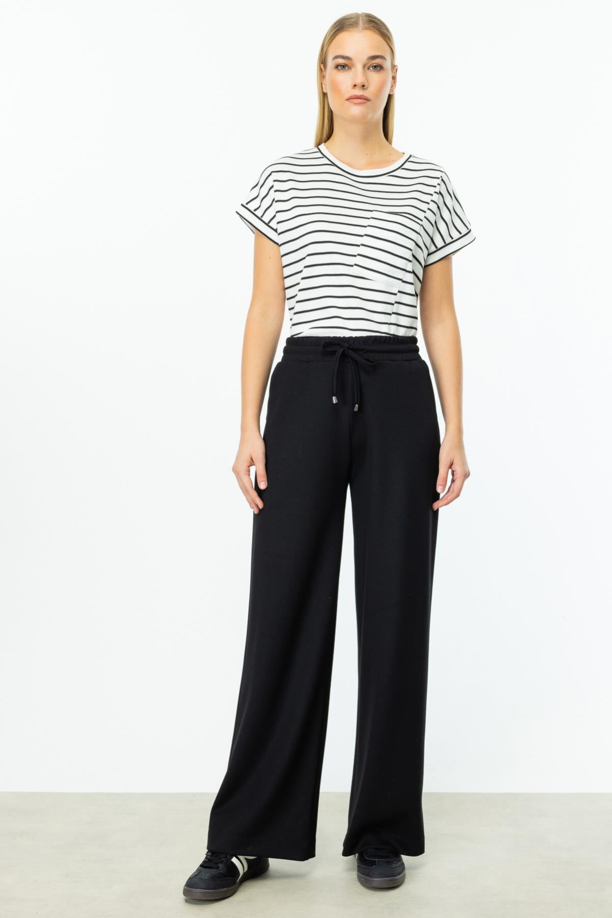 بنطال رياضي واسع الساق مع رباط على الخصر