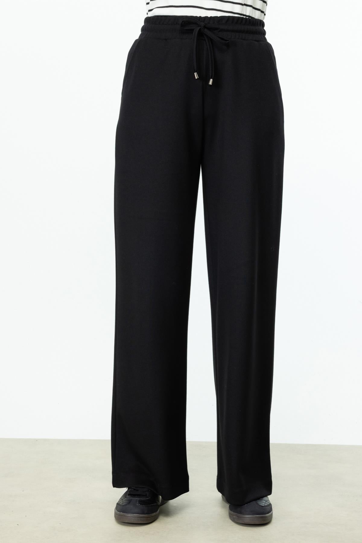 بنطال رياضي واسع الساق مع رباط على الخصر