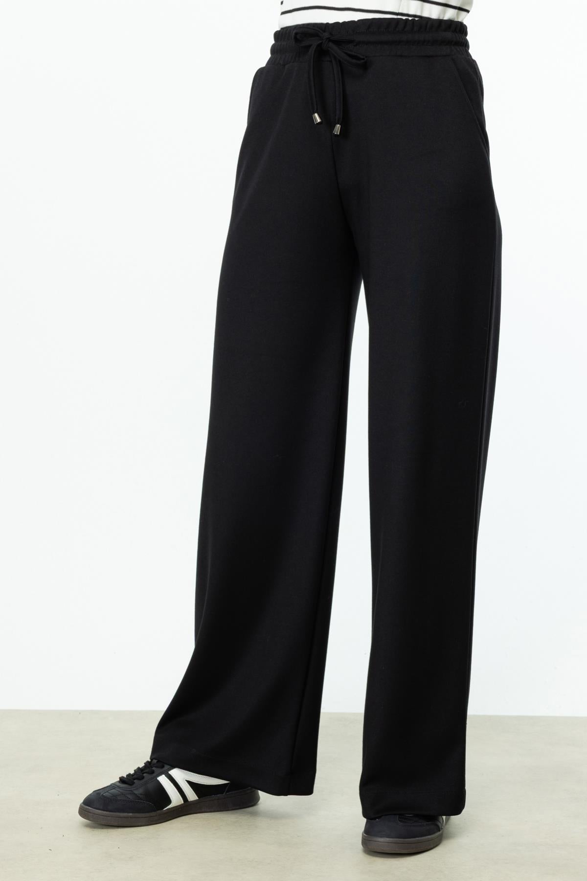 بنطال رياضي واسع الساق مع رباط على الخصر