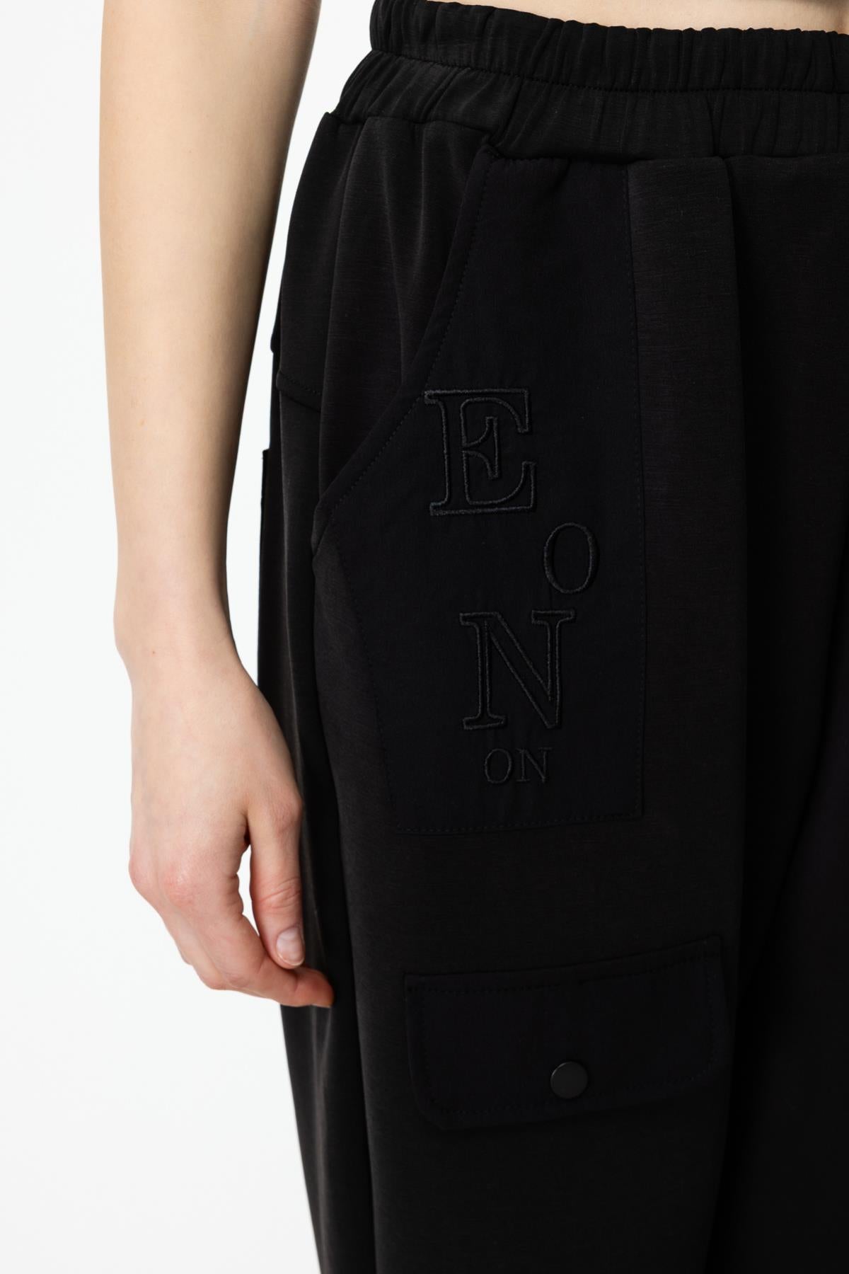 Beli Lastikli Yazı Detaylı Pantolon