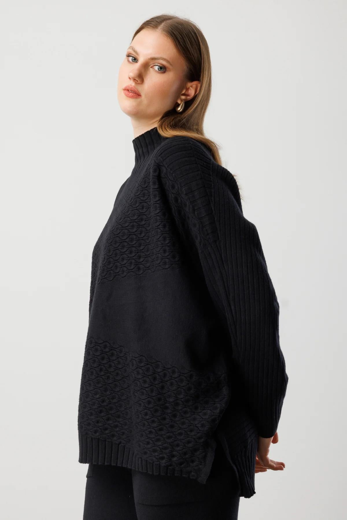 Dik Yaka Geniş Kol Kabartmalı Triko Kazak