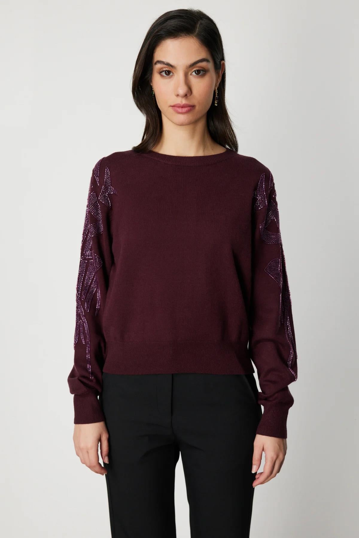 كنزة صوفية برقبة دائرية مزينة بحجر على الكتف